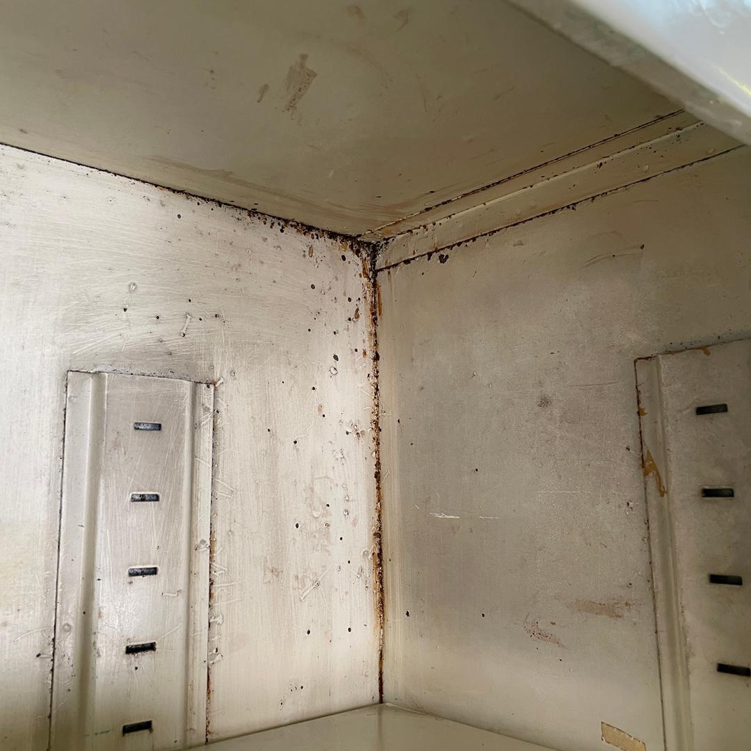 Italian mid-century modern white industrial bathroom two doors cabinet, 1960s For Sale 8