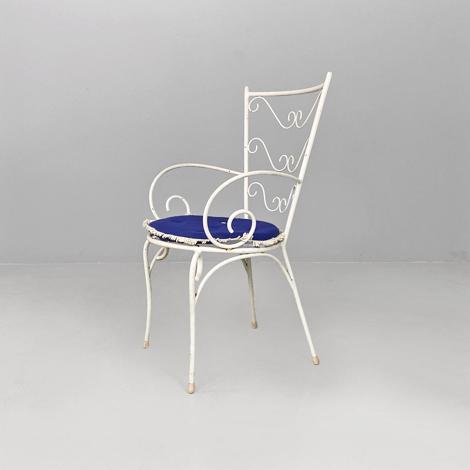 Italienische moderne weiße Eisen-Gartenstühle aus der Mitte des Jahrhunderts mit blauen Kissen, 1960 (Moderne der Mitte des Jahrhunderts) im Angebot