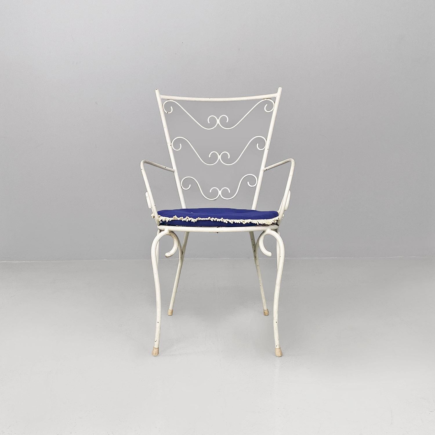 Italienische moderne weiße Eisen-Gartenstühle aus der Mitte des Jahrhunderts mit blauen Kissen, 1960 im Zustand „Gut“ im Angebot in MIlano, IT