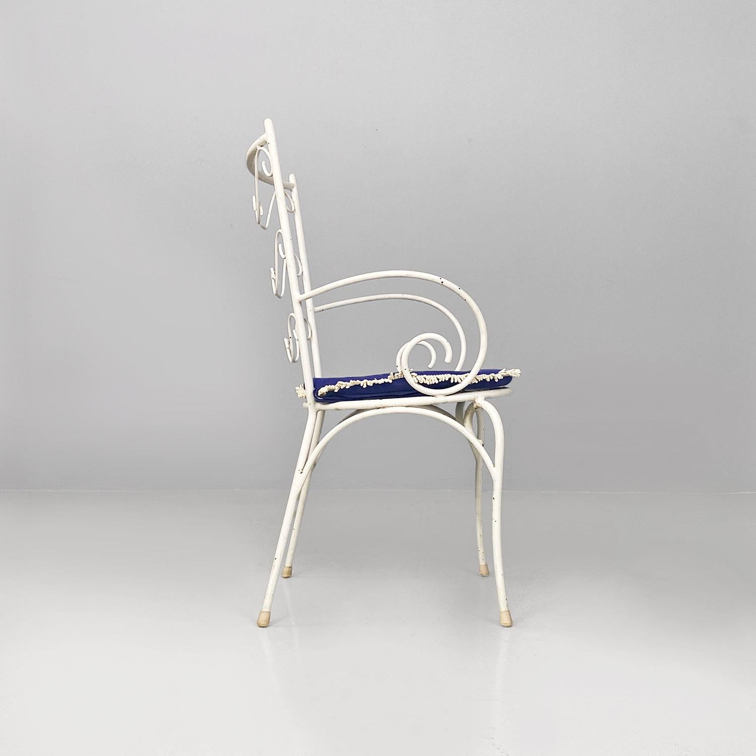 Italienische moderne weiße Eisen-Gartenstühle aus der Mitte des Jahrhunderts mit blauen Kissen, 1960 (Mitte des 20. Jahrhunderts) im Angebot