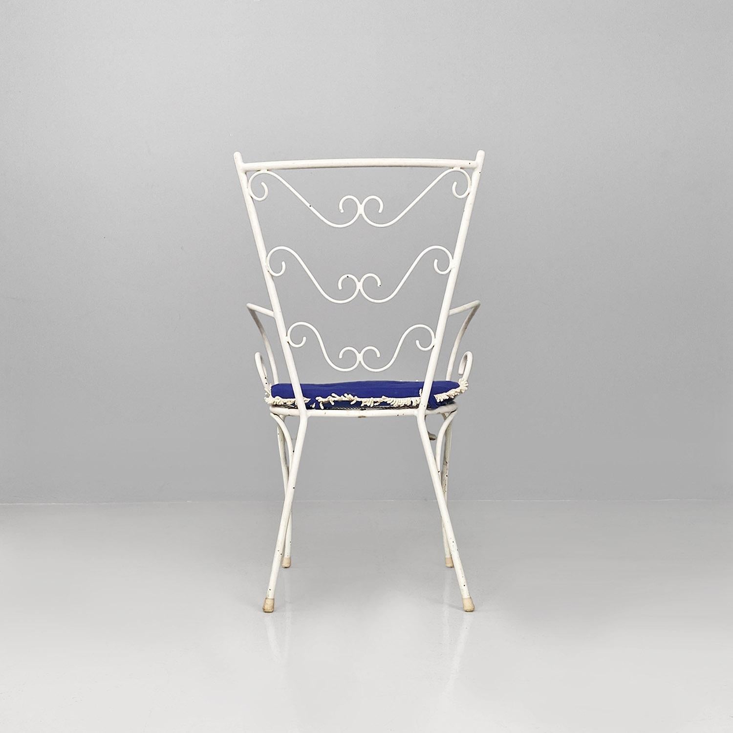 Italienische moderne weiße Eisen-Gartenstühle aus der Mitte des Jahrhunderts mit blauen Kissen, 1960 (Stoff) im Angebot