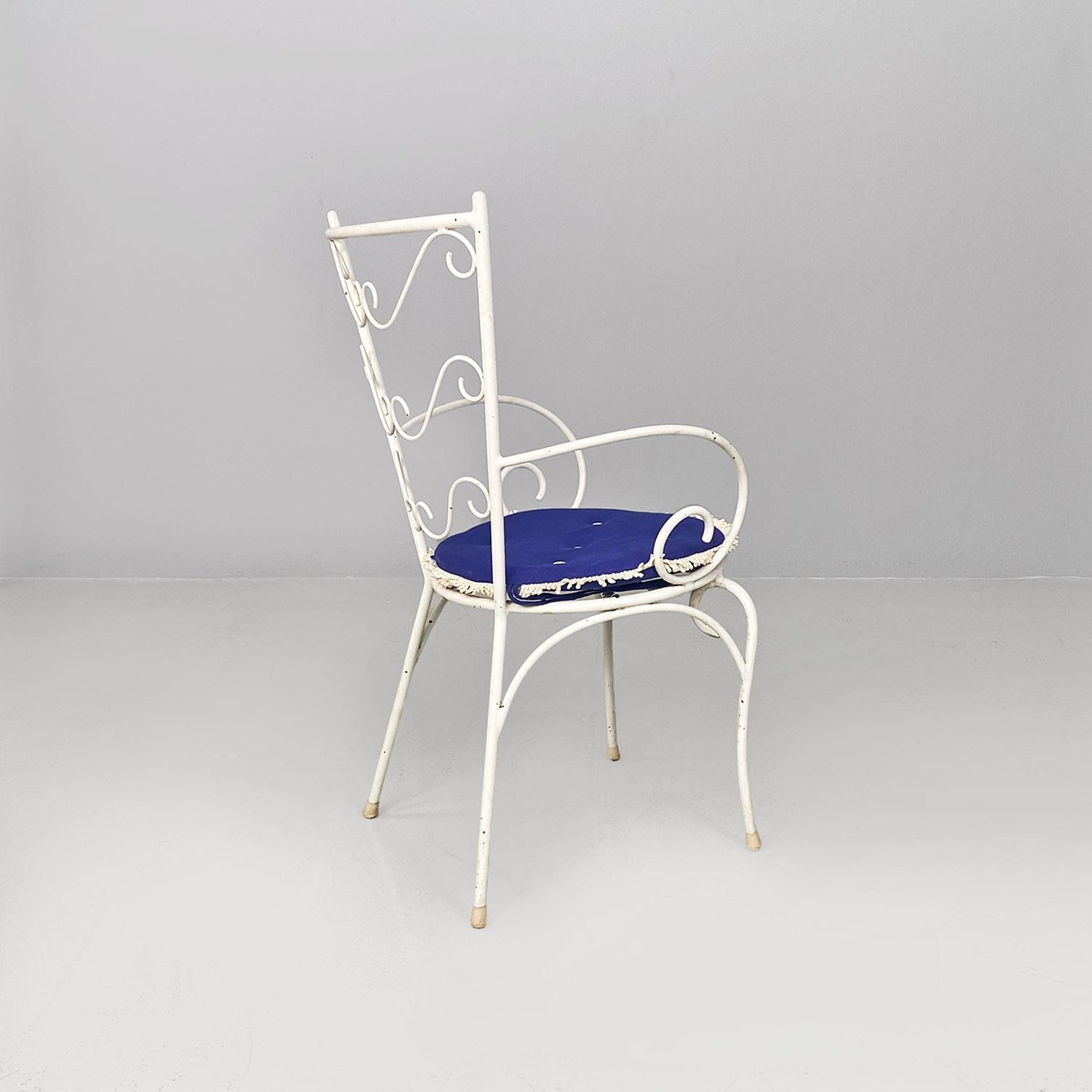 Italienische moderne weiße Eisen-Gartenstühle aus der Mitte des Jahrhunderts mit blauen Kissen, 1960 im Angebot 1