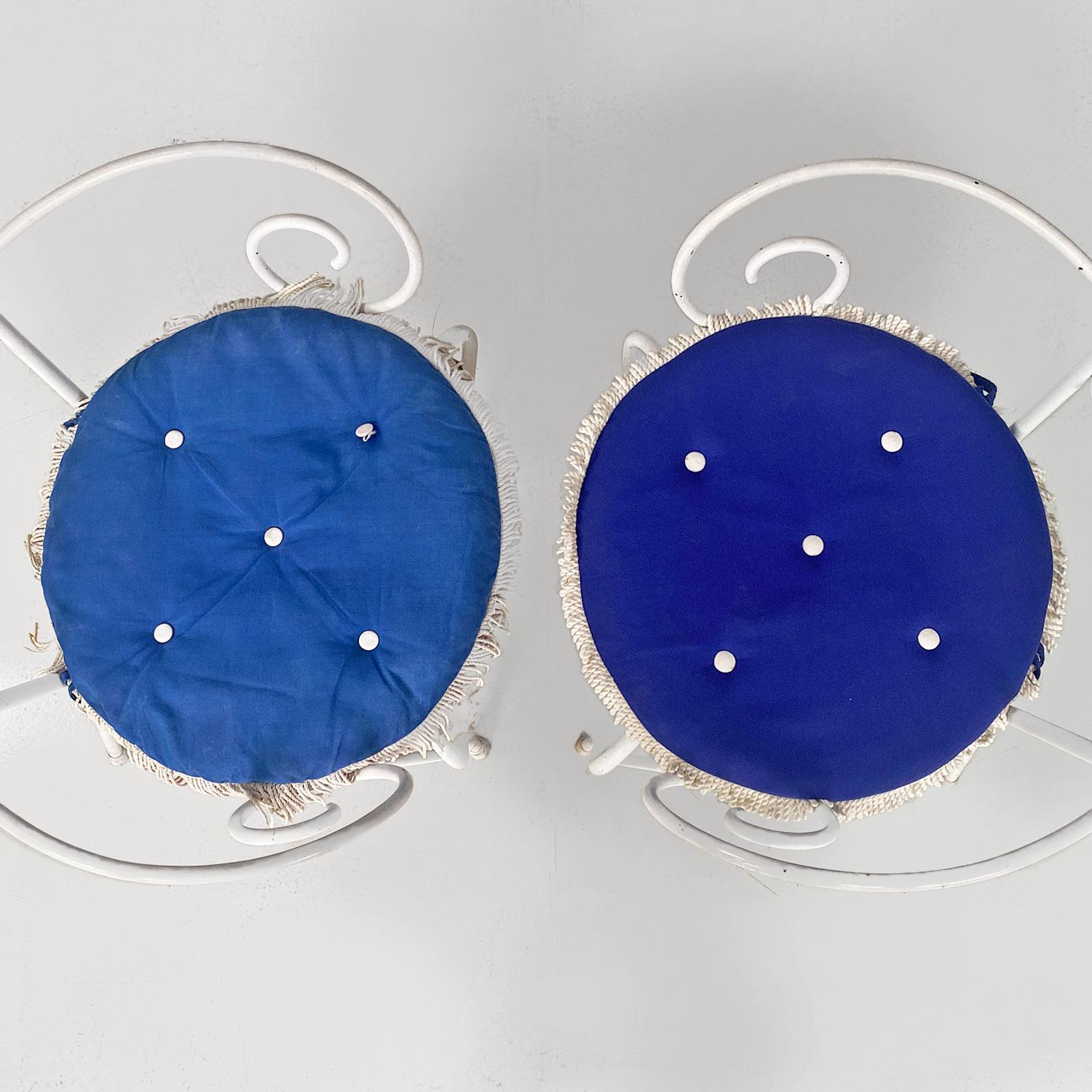 Italienische moderne weiße Eisen-Gartenstühle aus der Mitte des Jahrhunderts mit blauen Kissen, 1960 im Angebot 2