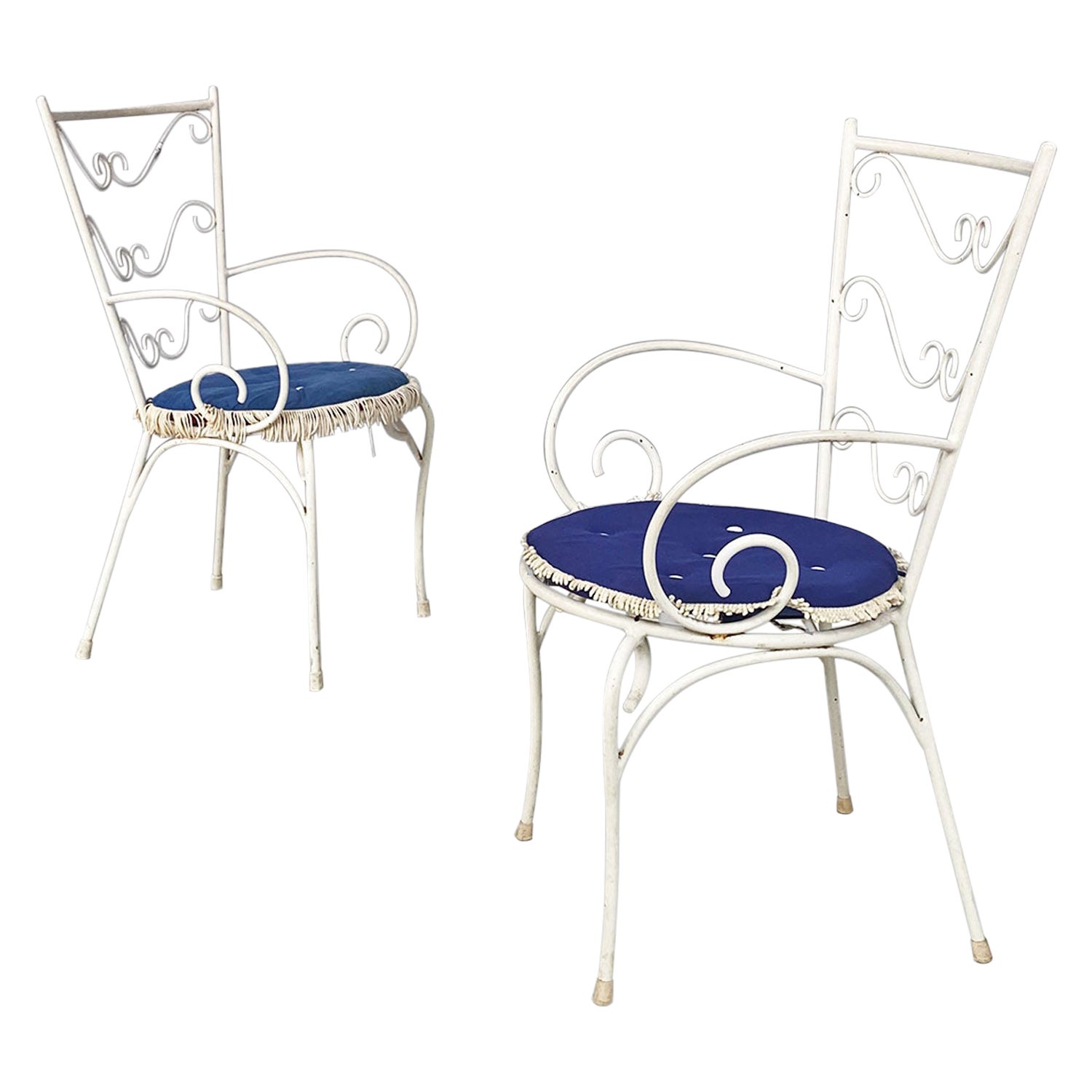 Sedie da giardino italiane di metà secolo in ferro bianco con cuscini blu, 1960