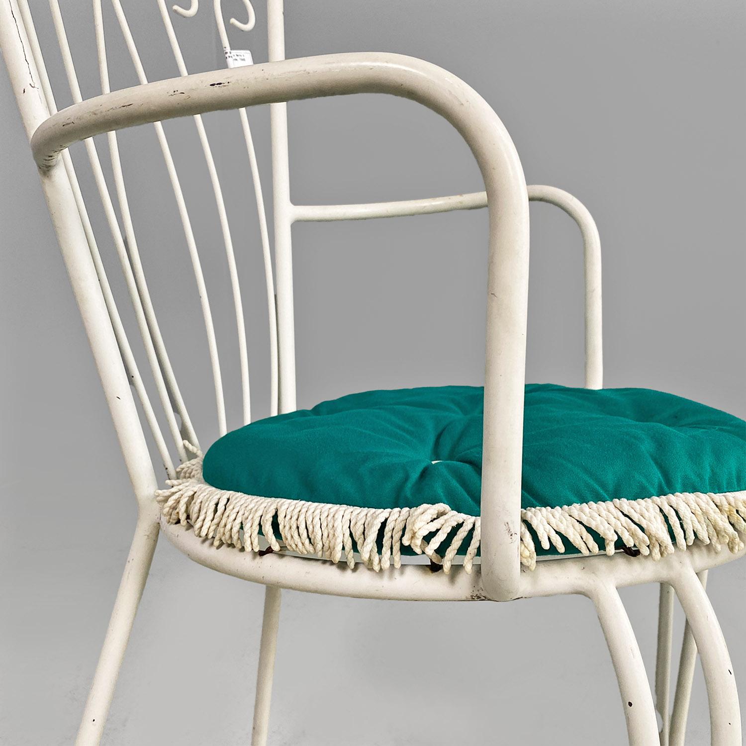 Sedie da giardino italiane di metà secolo in ferro bianco con cuscini verdi, 1960 in vendita 4