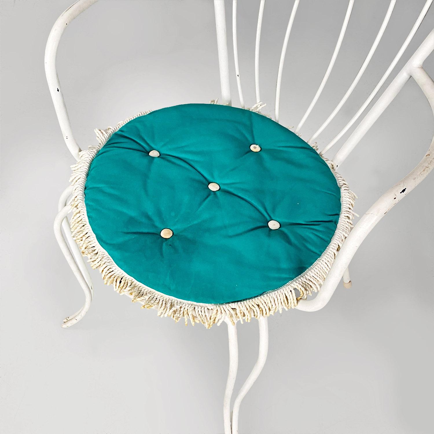 Sedie da giardino italiane di metà secolo in ferro bianco con cuscini verdi, 1960 in vendita 6