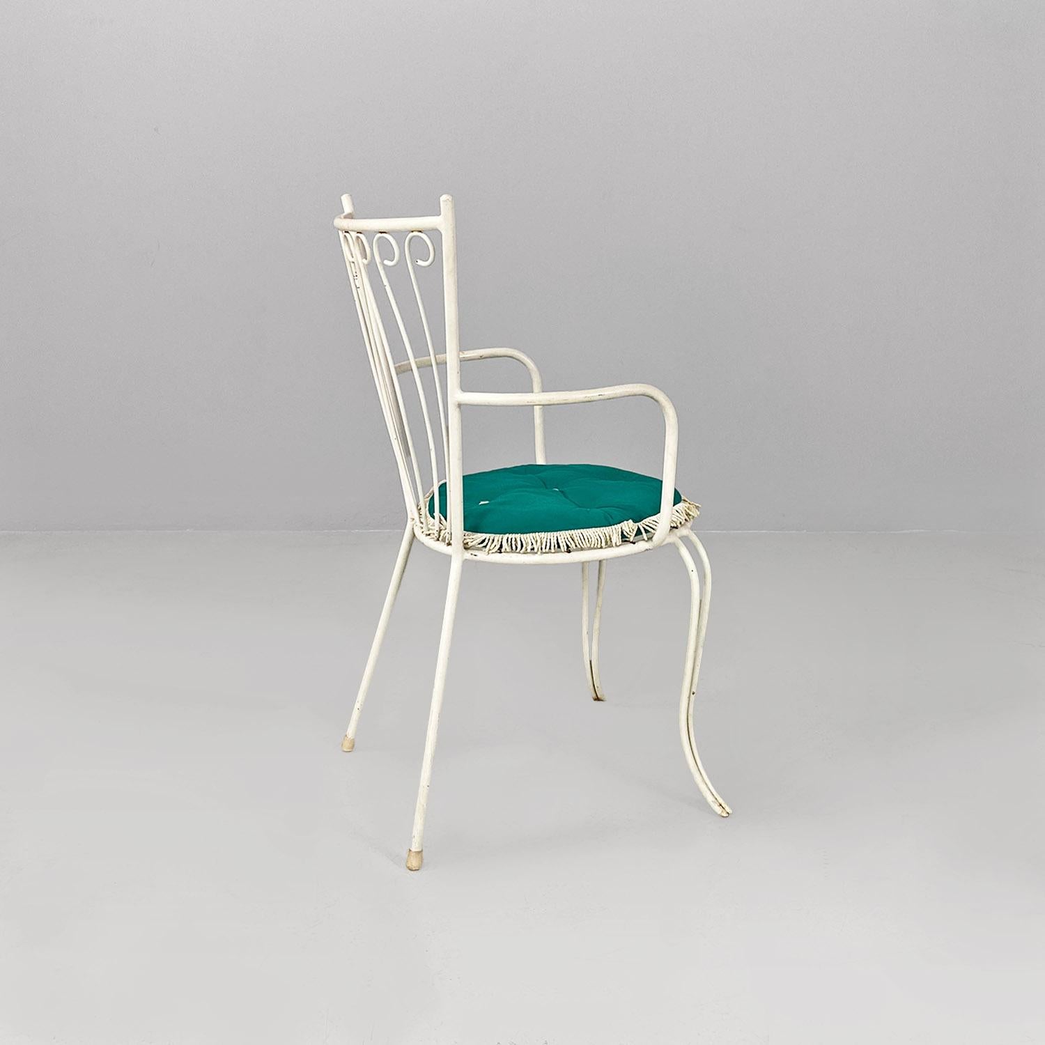 Sedie da giardino italiane di metà secolo in ferro bianco con cuscini verdi, 1960 in vendita 7