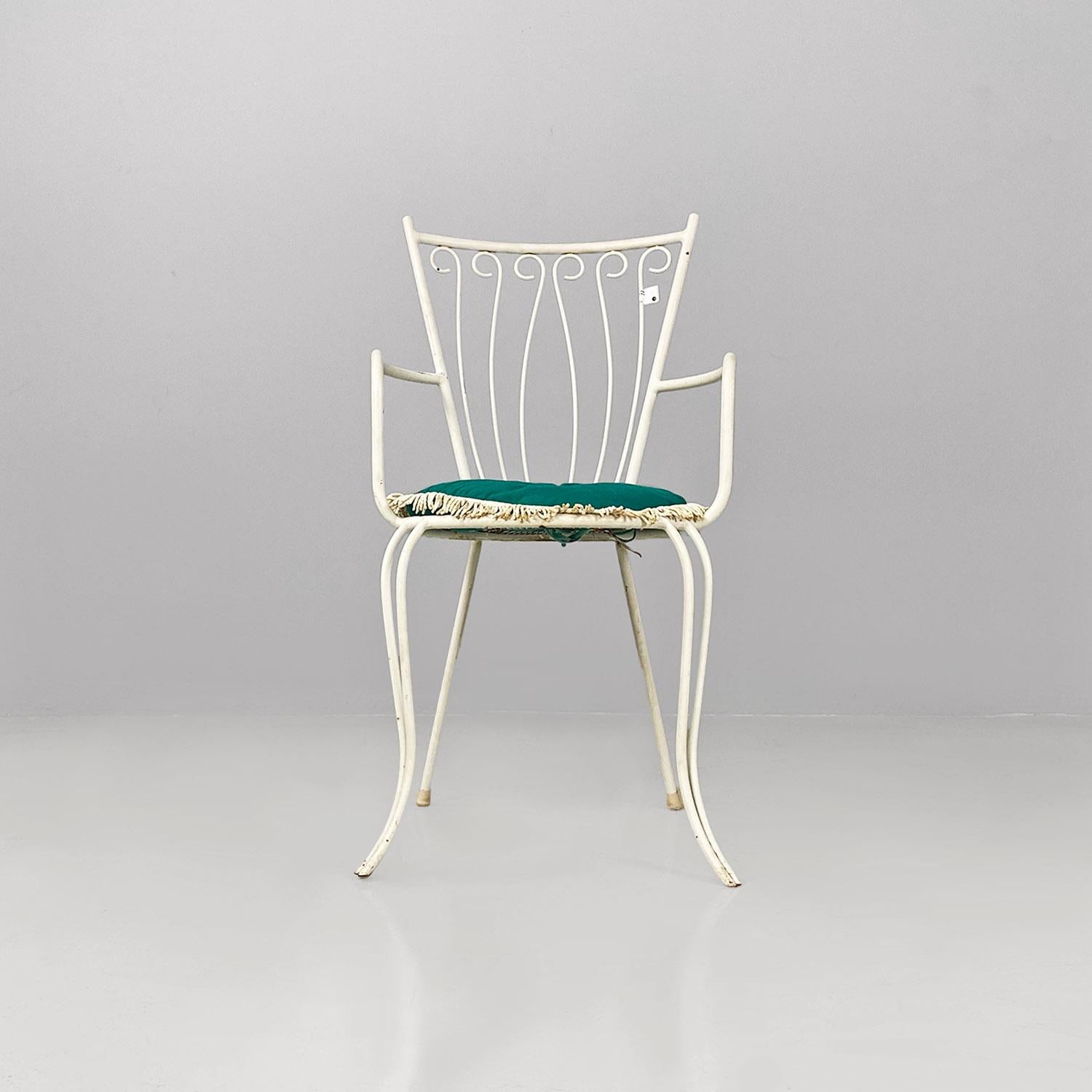 Sedie da giardino italiane di metà secolo in ferro bianco con cuscini verdi, 1960 in vendita 8