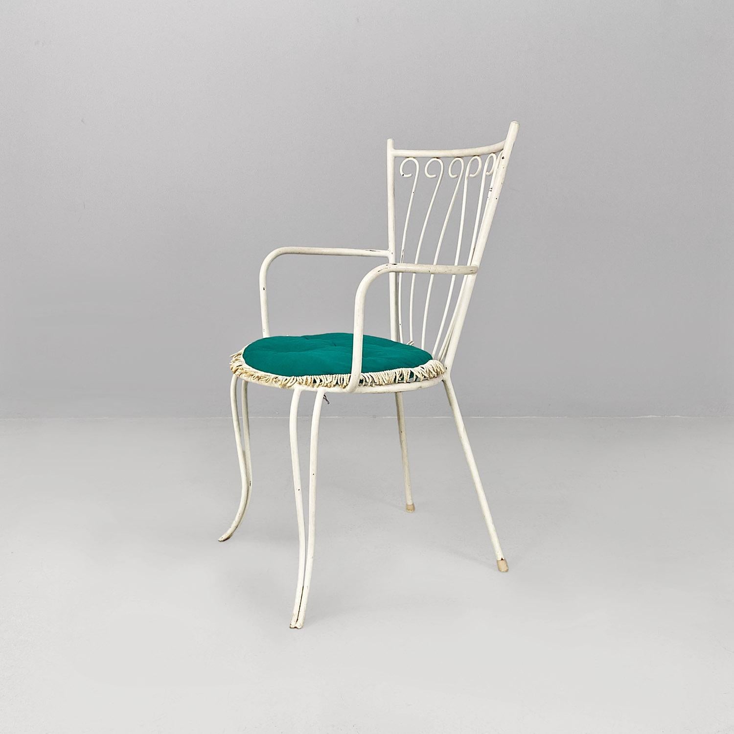 Sedie da giardino italiane di metà secolo in ferro bianco con cuscini verdi, 1960 in vendita 9