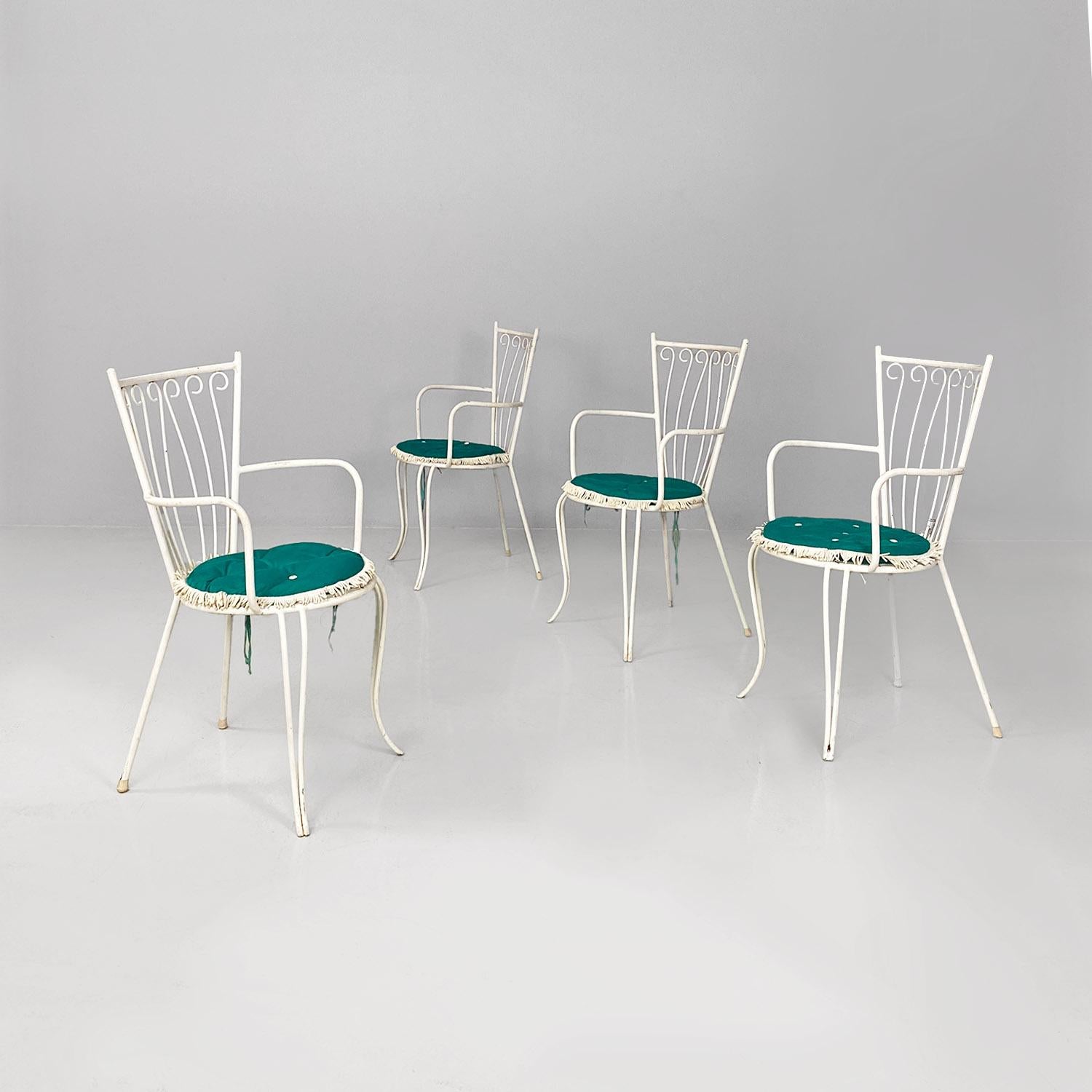 Sedie da giardino italiane di metà secolo in ferro bianco con cuscini verdi, 1960 in vendita 10