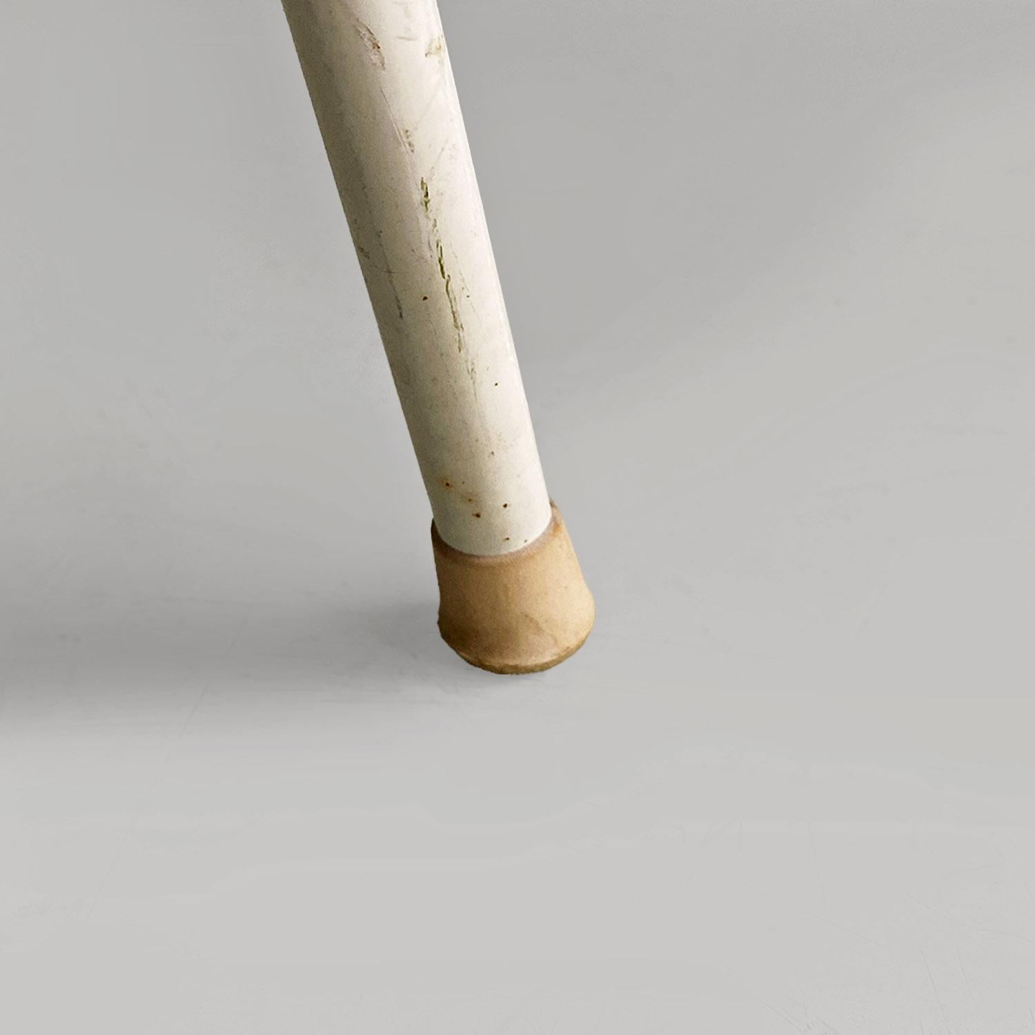 Sedie da giardino italiane di metà secolo in ferro bianco con cuscini verdi, 1960.
Set di quattro sedie da esterno o da giardino, con struttura interamente in ferro battuto verniciato bianco. Sulla seduta sono presenti una serie di molle, sulle