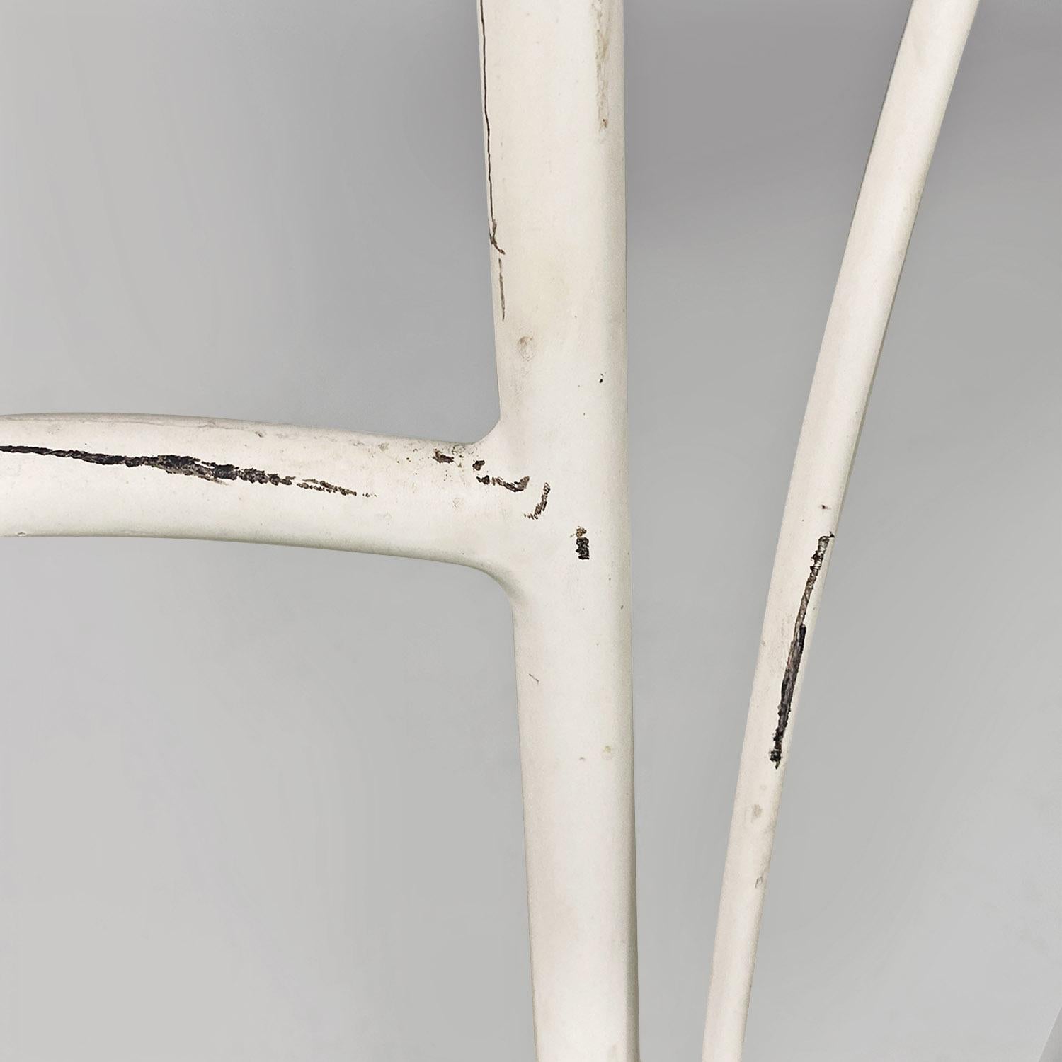 Italiano Sedie da giardino italiane di metà secolo in ferro bianco con cuscini verdi, 1960 in vendita