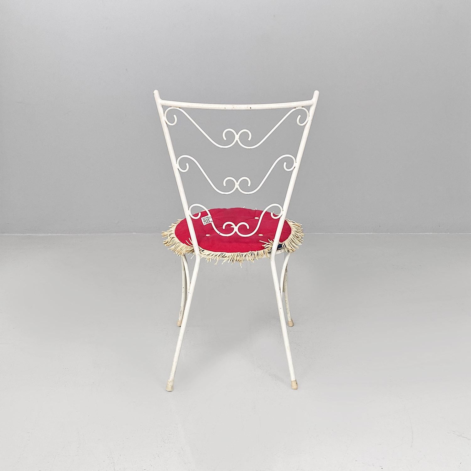Chaises de jardin italiennes modernes du milieu du siècle dernier en fer blanc avec coussin rouge magenta 1960 en vente 5