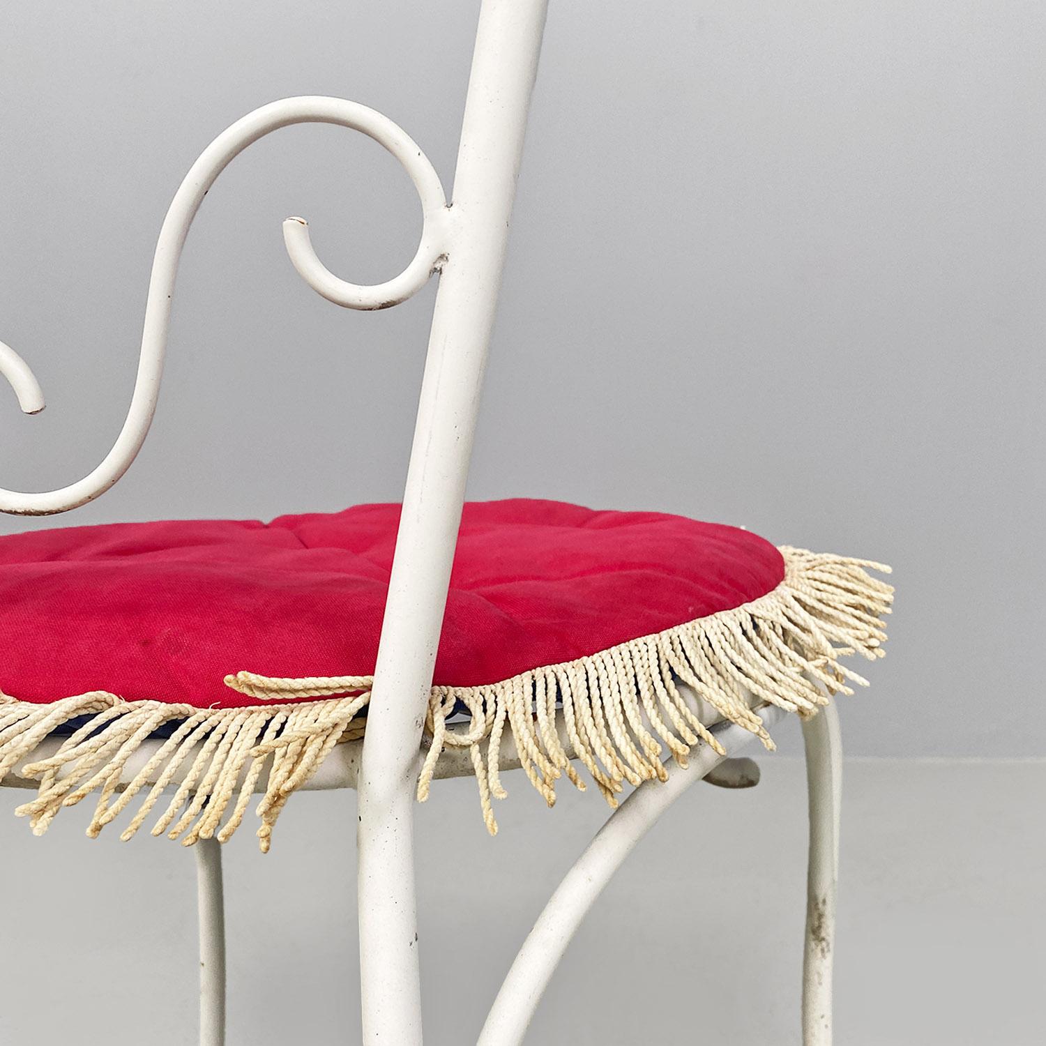 Chaises de jardin italiennes modernes du milieu du siècle dernier en fer blanc avec coussin rouge magenta 1960 en vente 6