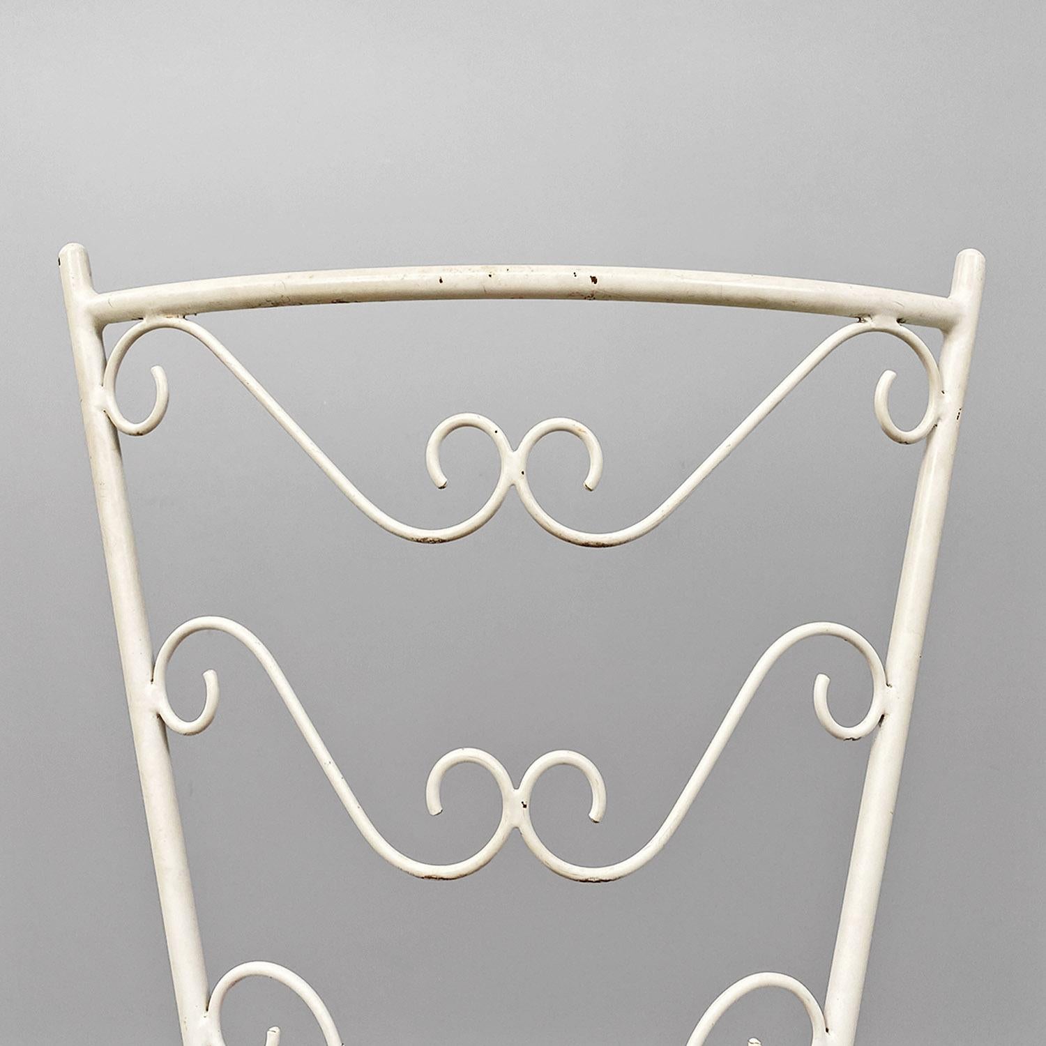 Chaises de jardin italiennes modernes du milieu du siècle dernier en fer blanc avec coussin rouge magenta 1960 en vente 7
