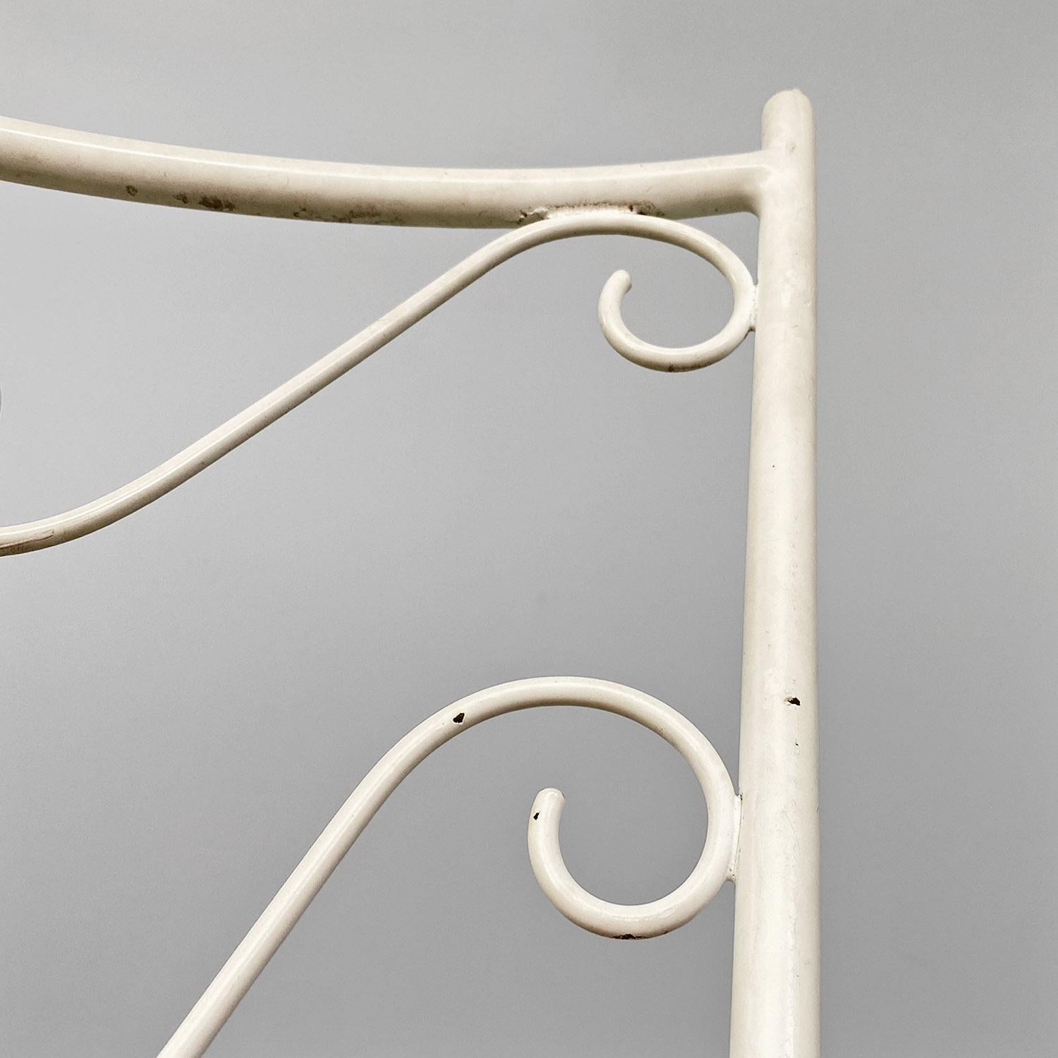Chaises de jardin italiennes modernes du milieu du siècle dernier en fer blanc avec coussin rouge magenta 1960 en vente 11