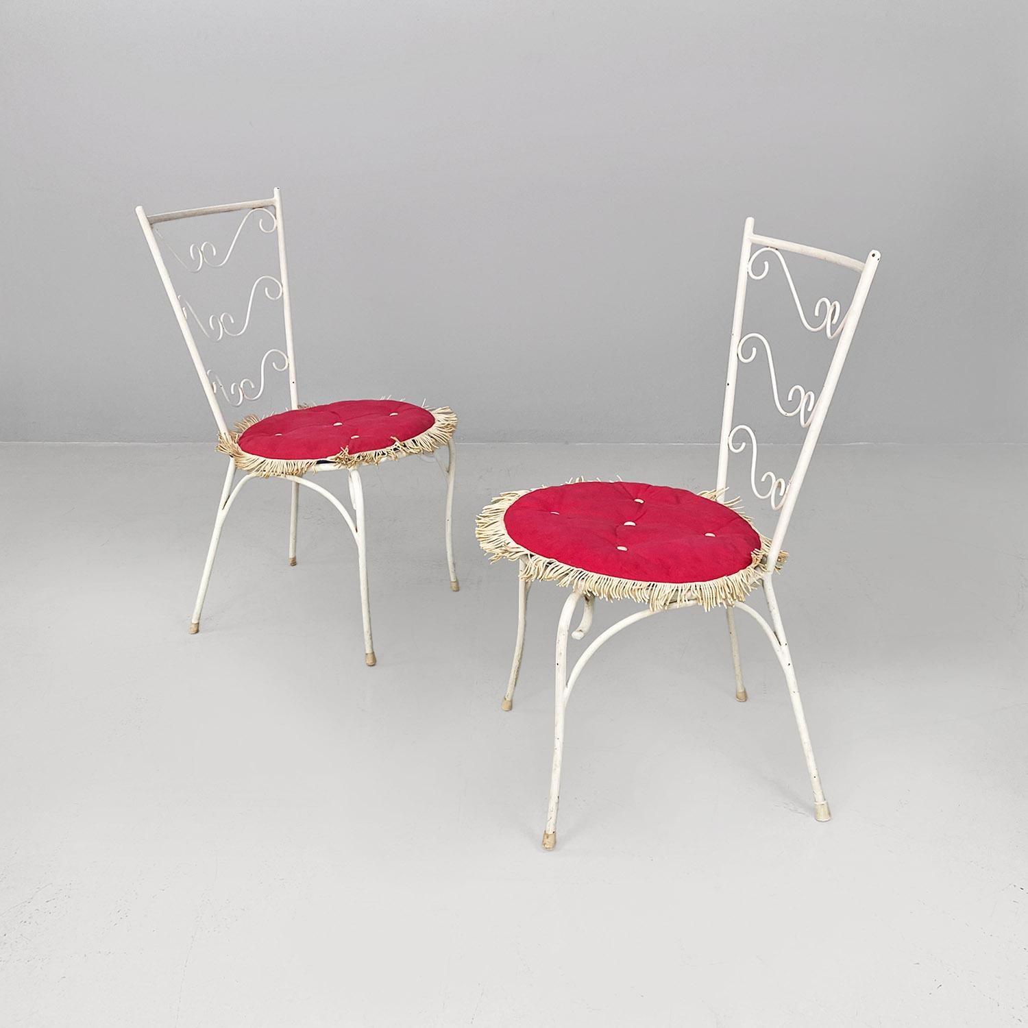 Chaises de jardin italiennes mid century modern en fer blanc avec coussin rouge magenta, années 1960.
Paire de chaises d'extérieur en fer forgé peint en blanc, avec une assise ronde à ressorts, sur laquelle est posé un coussin rembourré recouvert