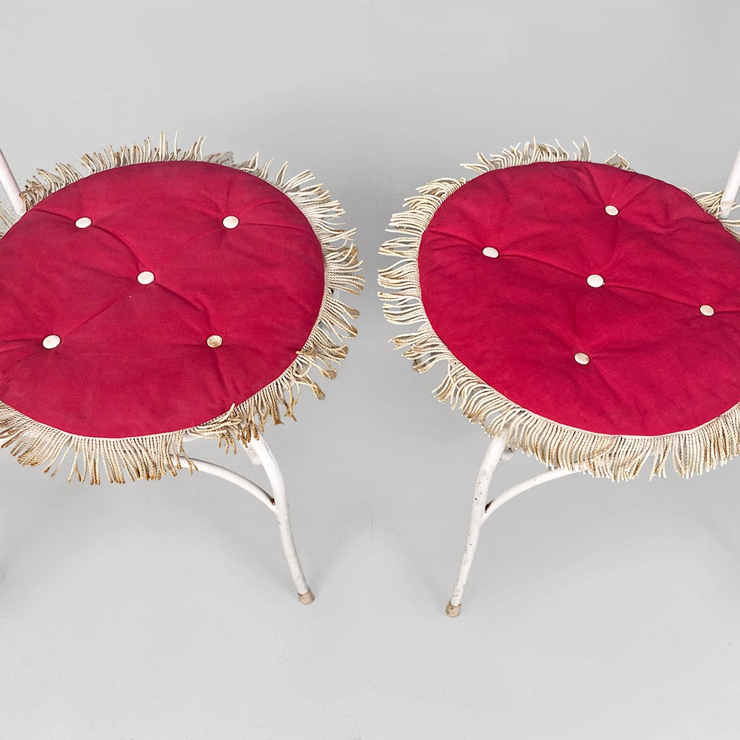 Mid-Century Modern Chaises de jardin italiennes modernes du milieu du siècle dernier en fer blanc avec coussin rouge magenta 1960 en vente