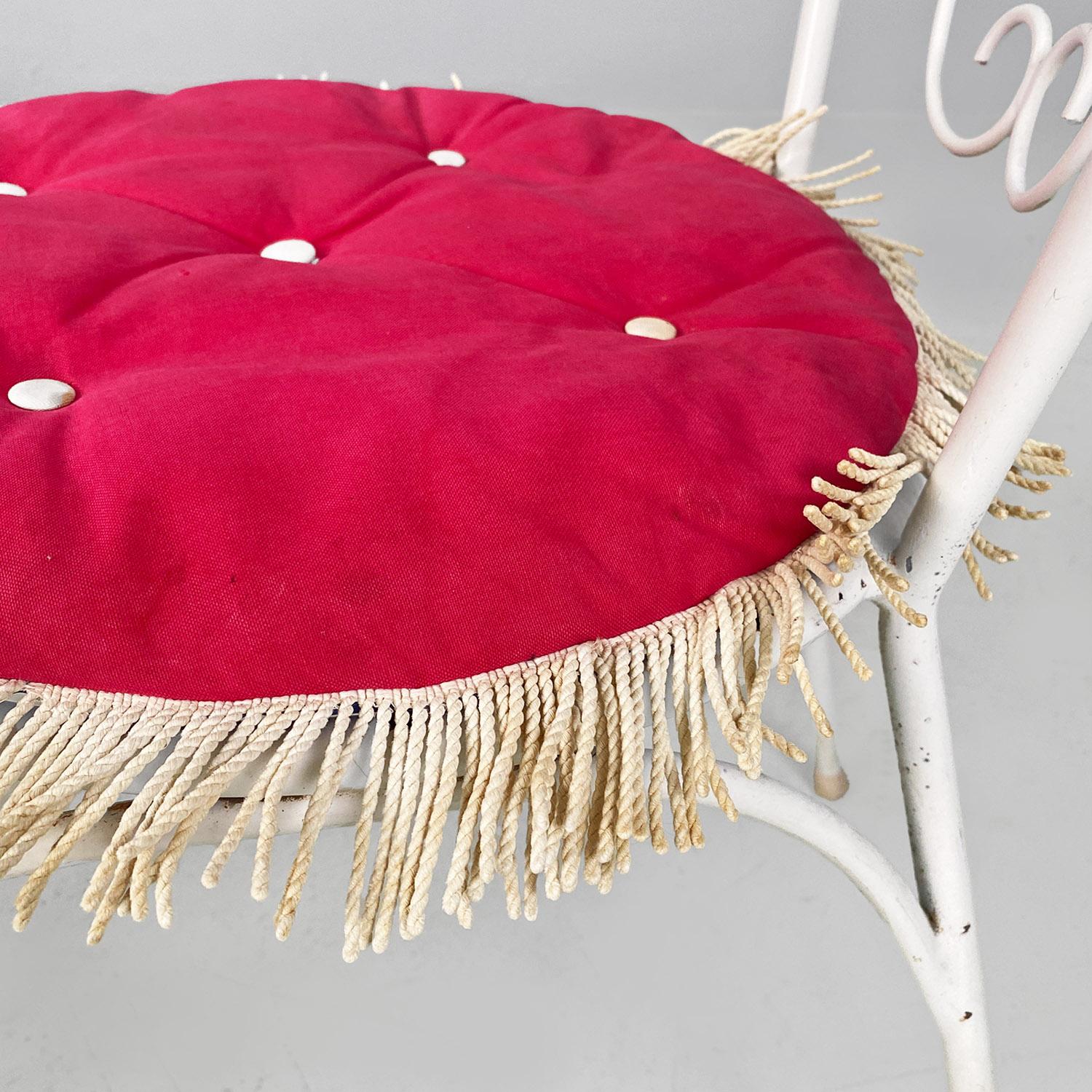Chaises de jardin italiennes modernes du milieu du siècle dernier en fer blanc avec coussin rouge magenta 1960 Bon état - En vente à MIlano, IT