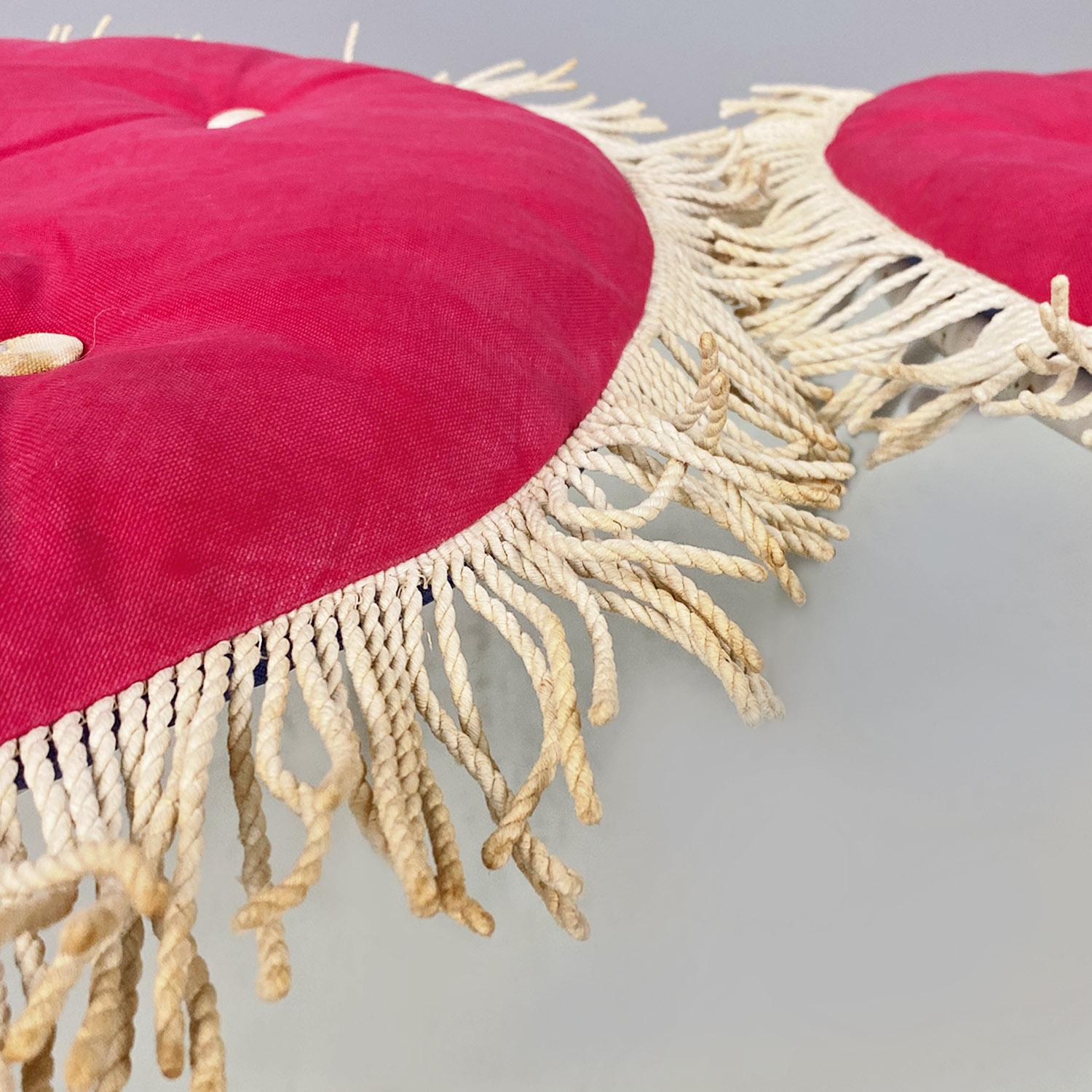 Tissu Chaises de jardin italiennes modernes du milieu du siècle dernier en fer blanc avec coussin rouge magenta 1960 en vente