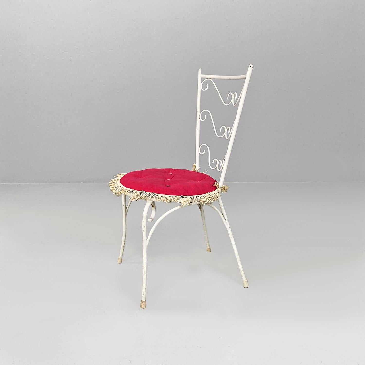 Chaises de jardin italiennes modernes du milieu du siècle dernier en fer blanc avec coussin rouge magenta 1960 en vente 1