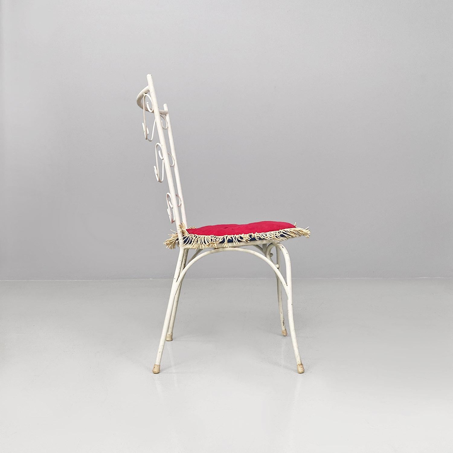 Chaises de jardin italiennes modernes du milieu du siècle dernier en fer blanc avec coussin rouge magenta 1960 en vente 2