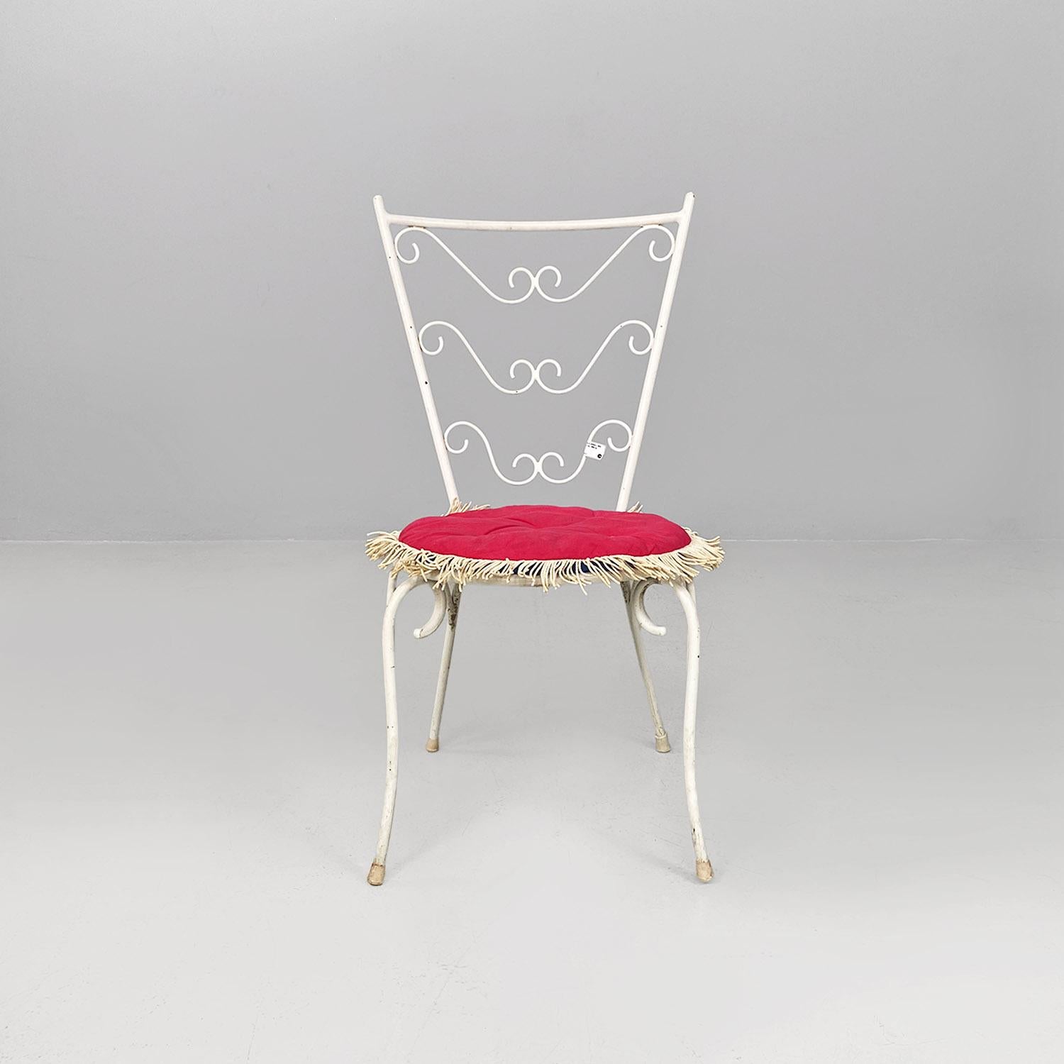 Chaises de jardin italiennes modernes du milieu du siècle dernier en fer blanc avec coussin rouge magenta 1960 en vente 3
