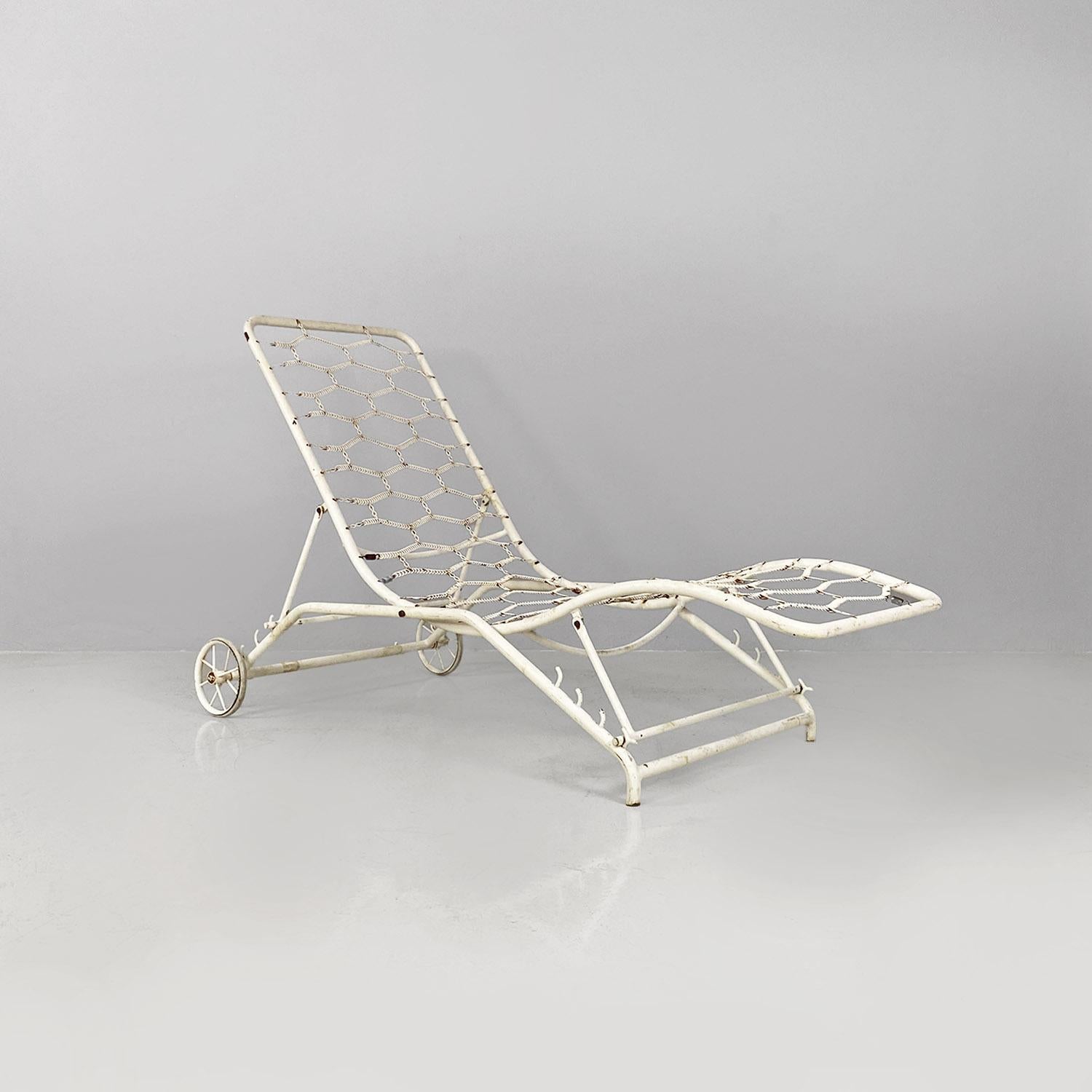 Italian mid-century modern white iron garden deck-chair or chaise longue, 1960s.
Deck chair or garden chaise longue, in white painted iron, with an adjustable structure, in fact it can have different inclinations for both the head and the feet,
