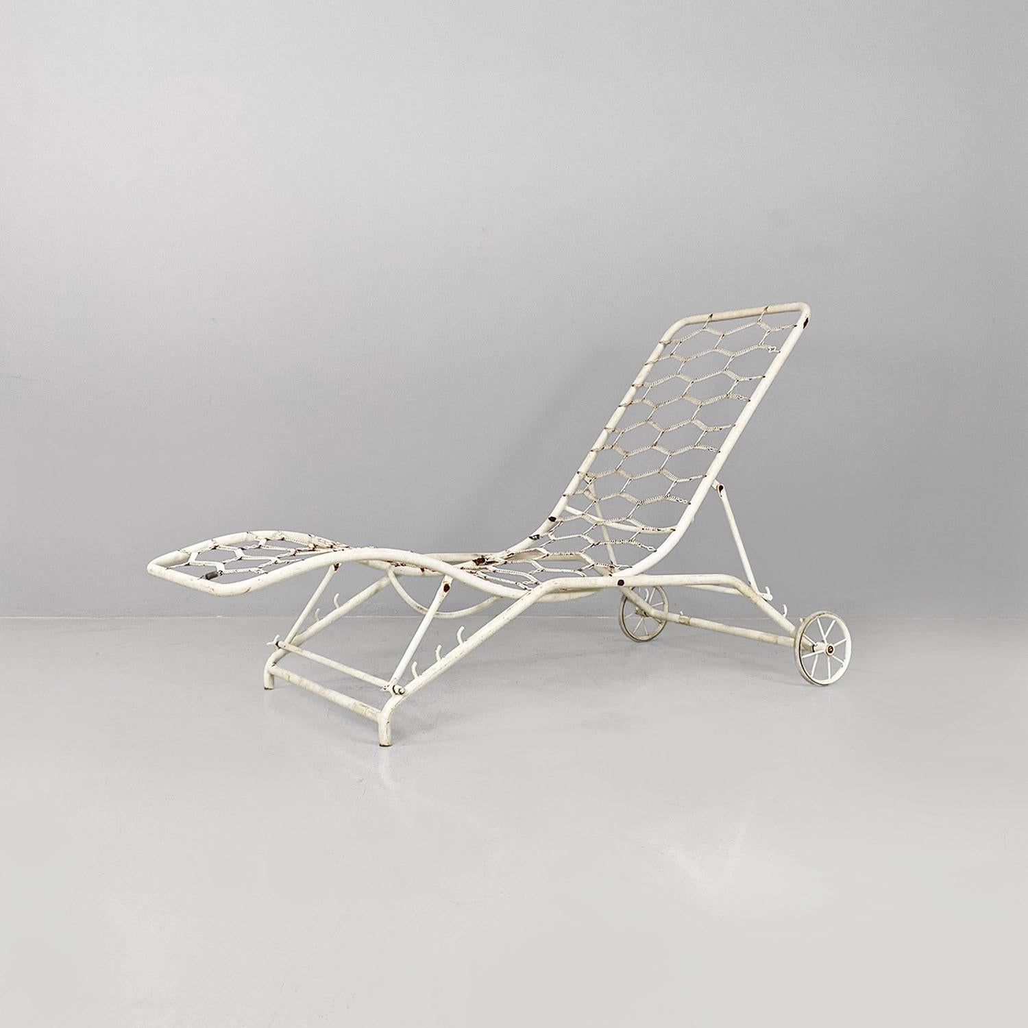 Mid-Century Modern Italian mid-century modern white iron garden deck-chair or chaise longue, 1960s For Sale