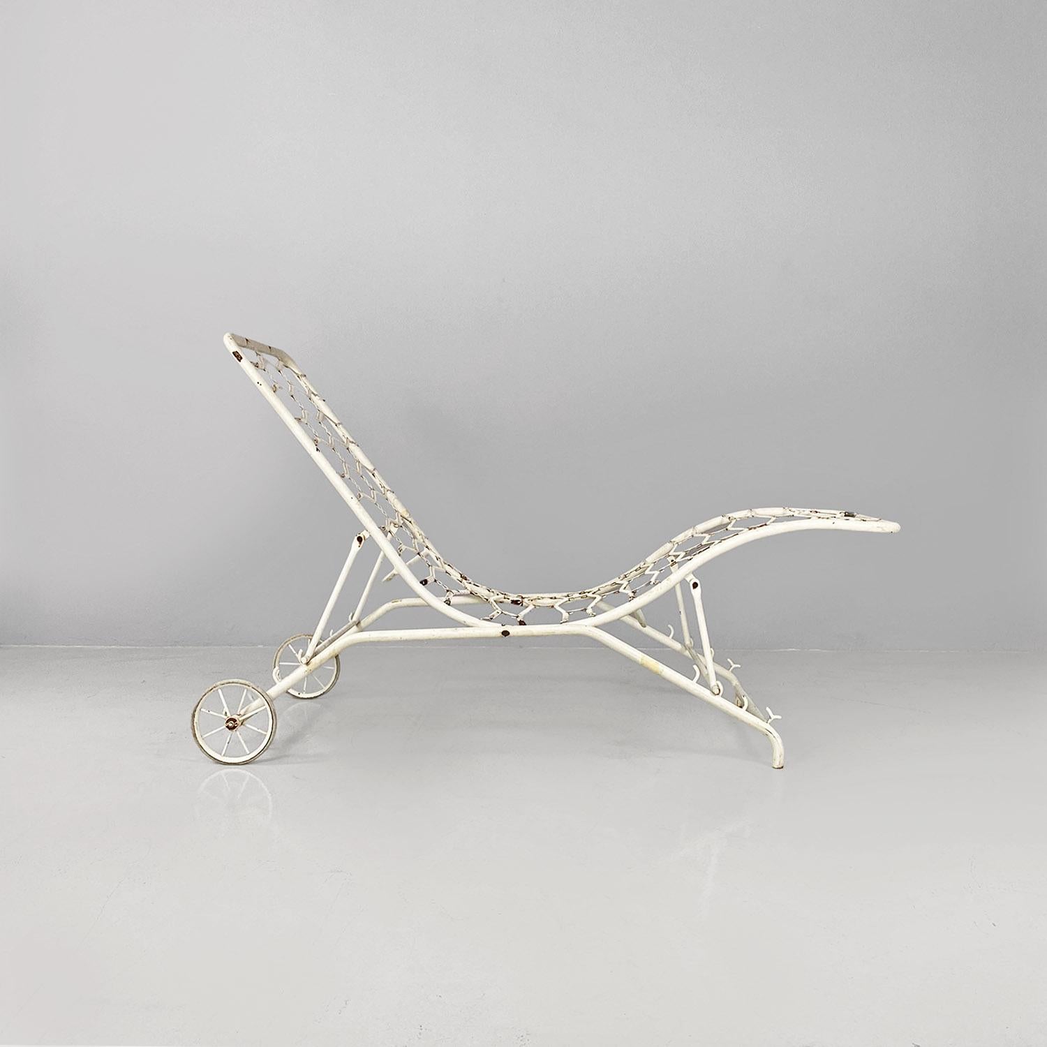 Italian mid-century modern white iron garden deck-chair or chaise longue, 1960s In Good Condition For Sale In MIlano, IT