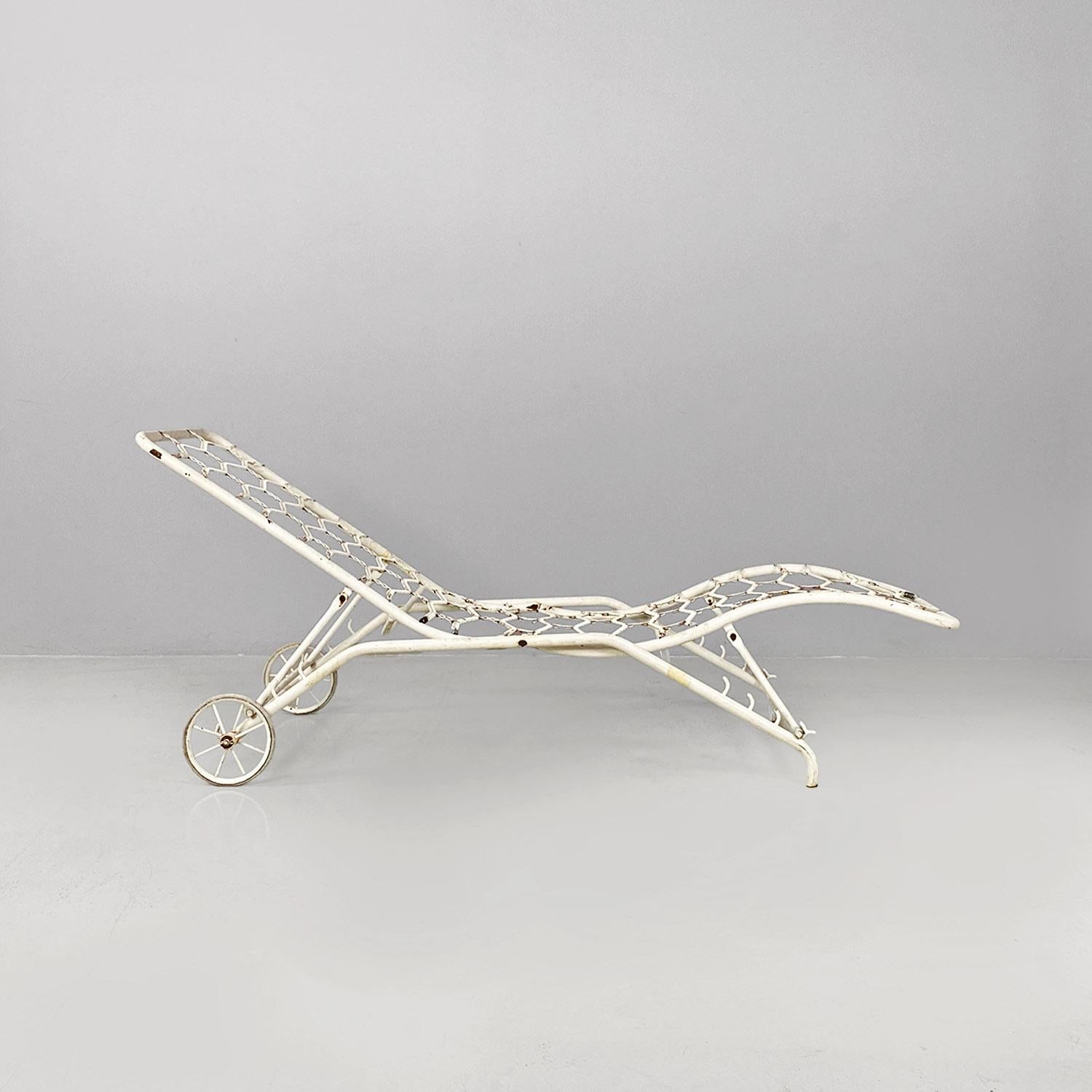 Metal Italian mid-century modern white iron garden deck-chair or chaise longue, 1960s For Sale