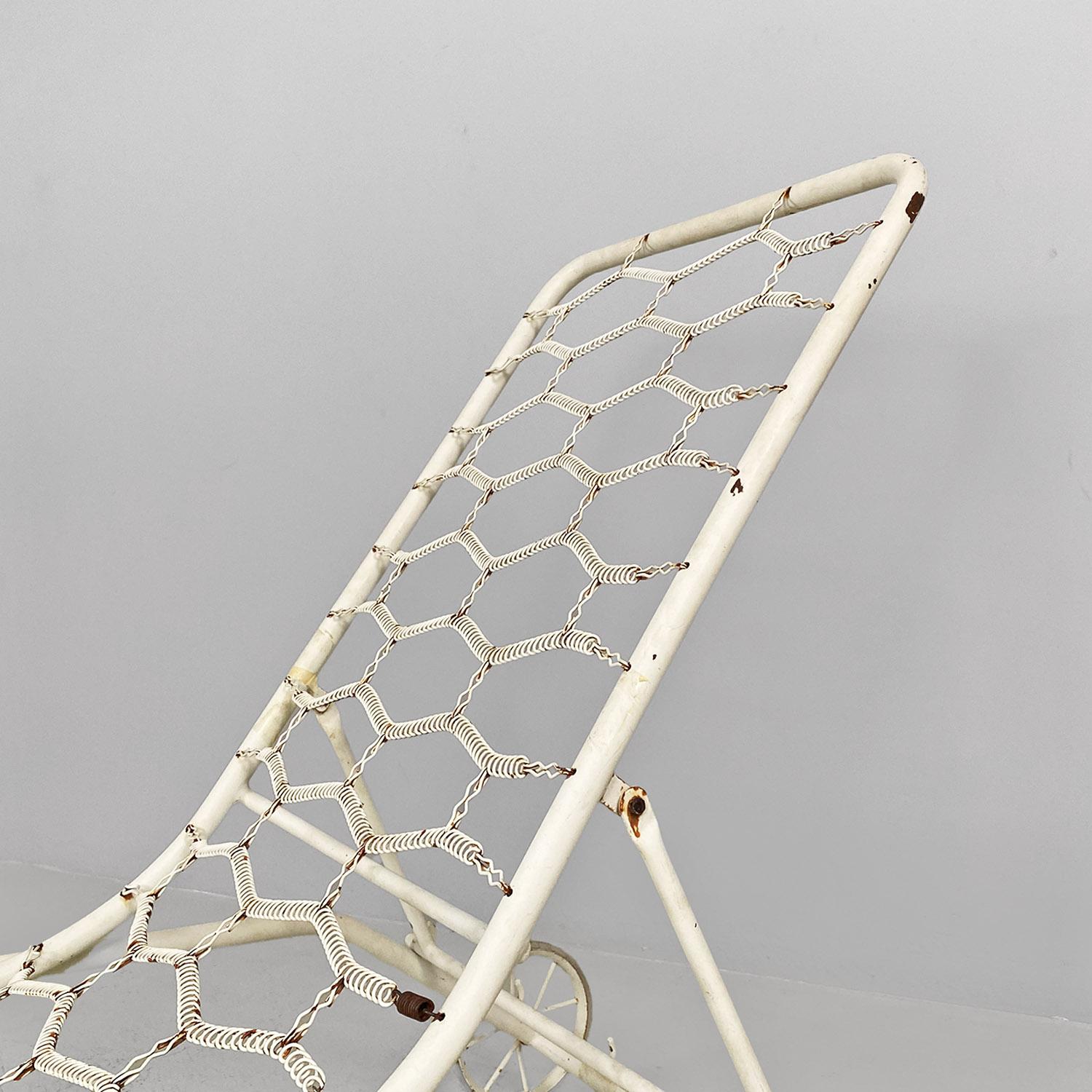 Italian mid-century modern white iron garden deck-chair or chaise longue, 1960s For Sale 2