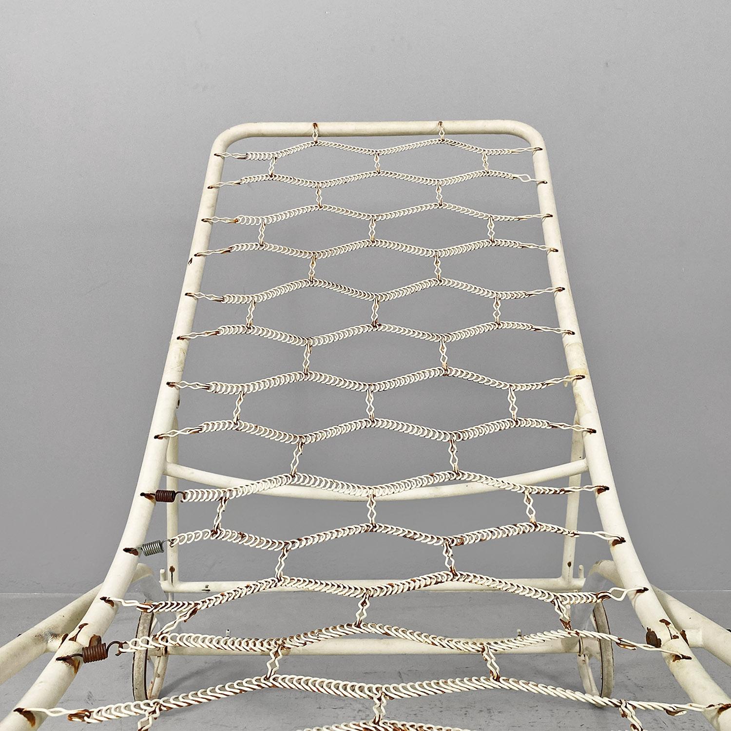 Italian mid-century modern white iron garden deck-chair or chaise longue, 1960s For Sale 3