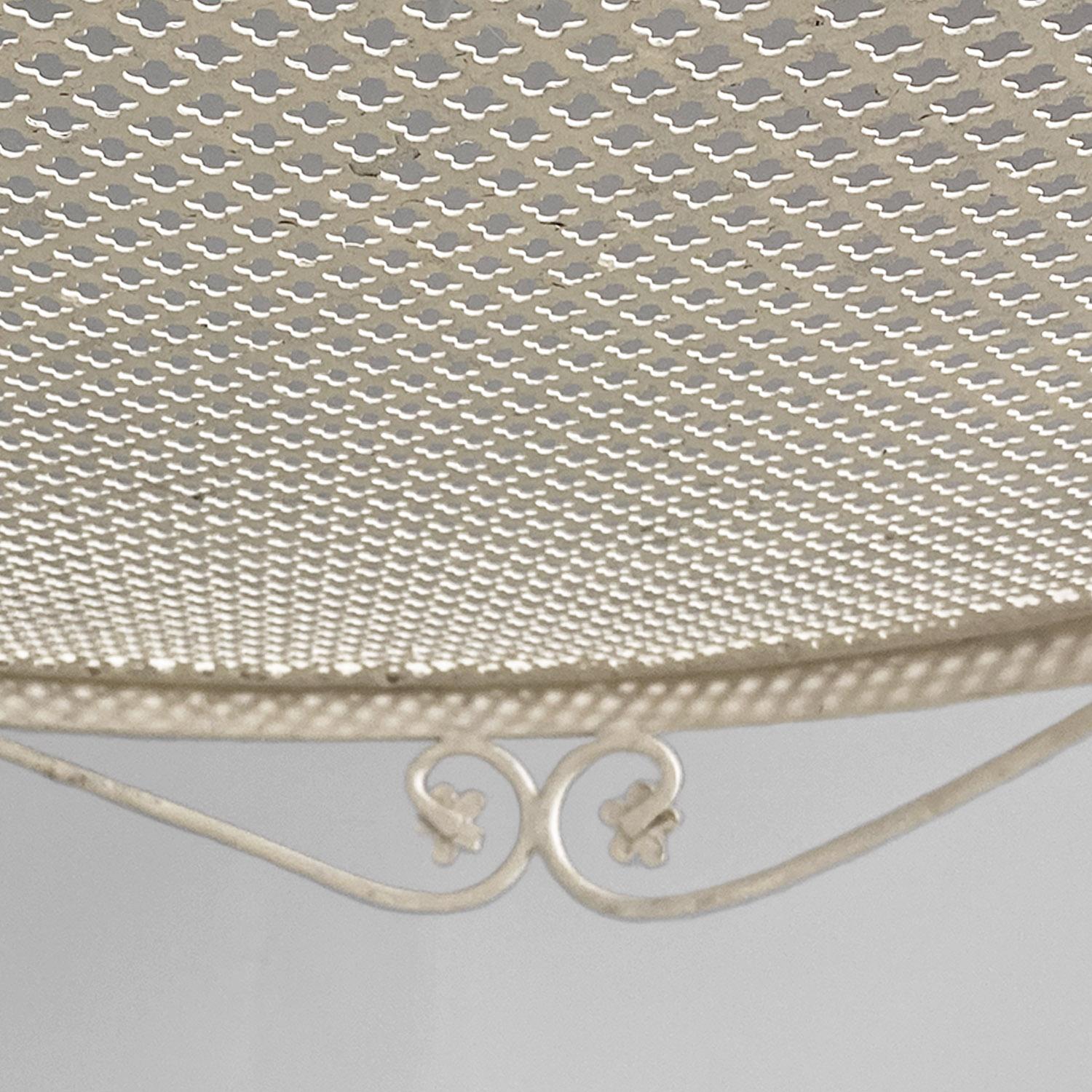 Tavolo da giardino rotondo in ferro bianco, metà secolo, italiano, con decorazioni floreali, 1960 in vendita 3