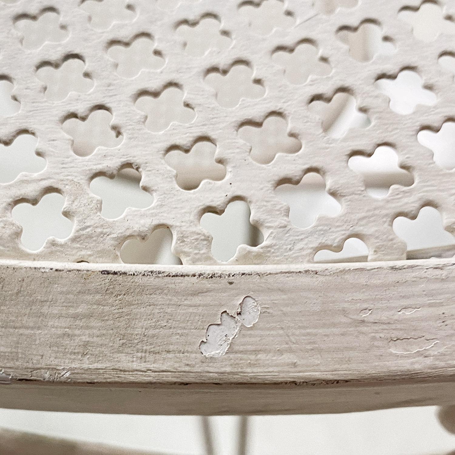Tavolo da giardino rotondo in ferro bianco, metà secolo, italiano, con decorazioni floreali, 1960 in vendita 4