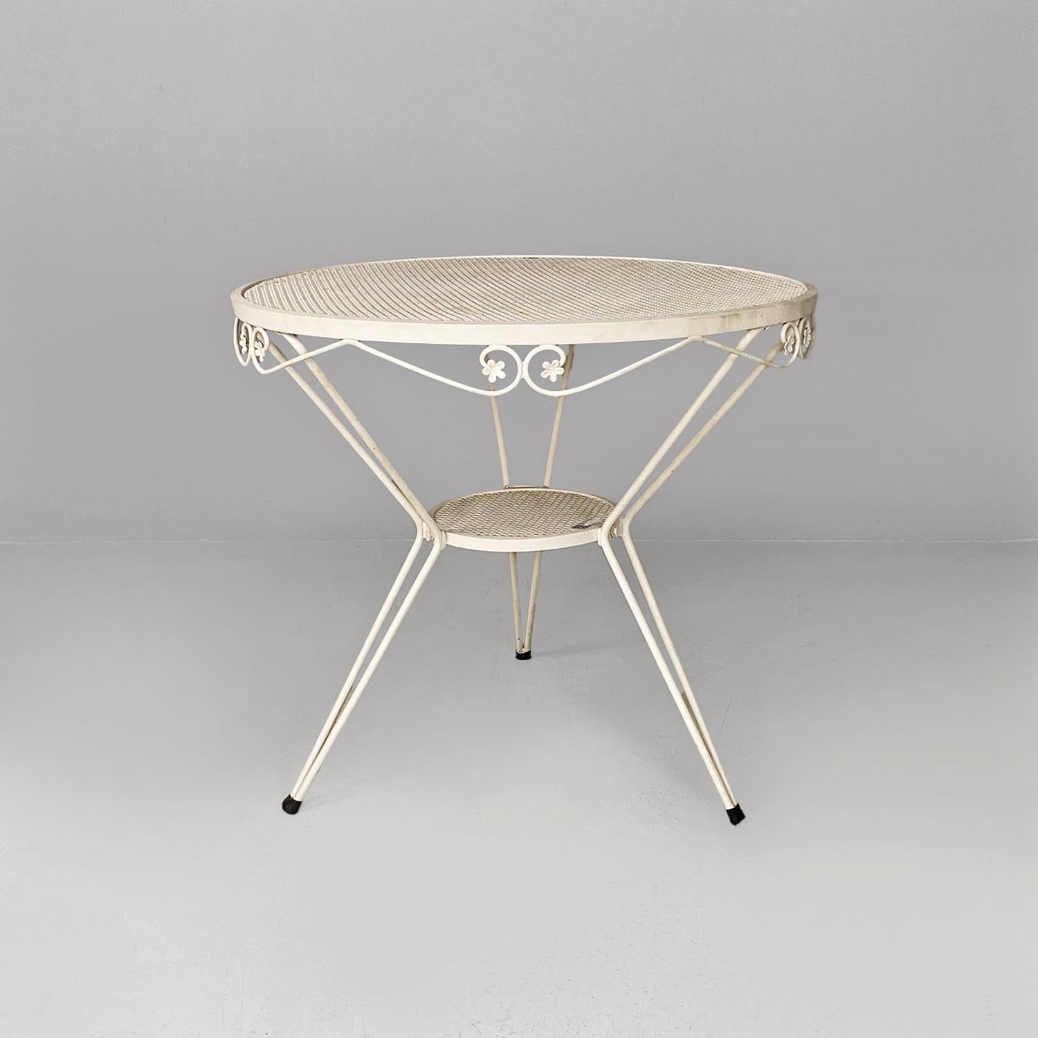 Italiano Tavolo da giardino rotondo in ferro bianco, metà secolo, italiano, con decorazioni floreali, 1960 in vendita