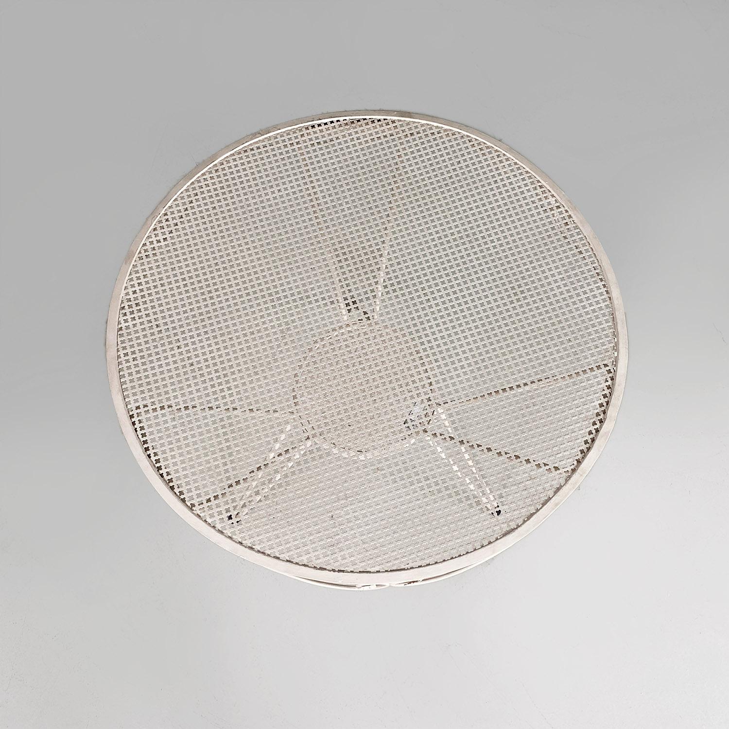 Tavolo da giardino rotondo in ferro bianco, metà secolo, italiano, con decorazioni floreali, 1960 In condizioni buone in vendita a MIlano, IT