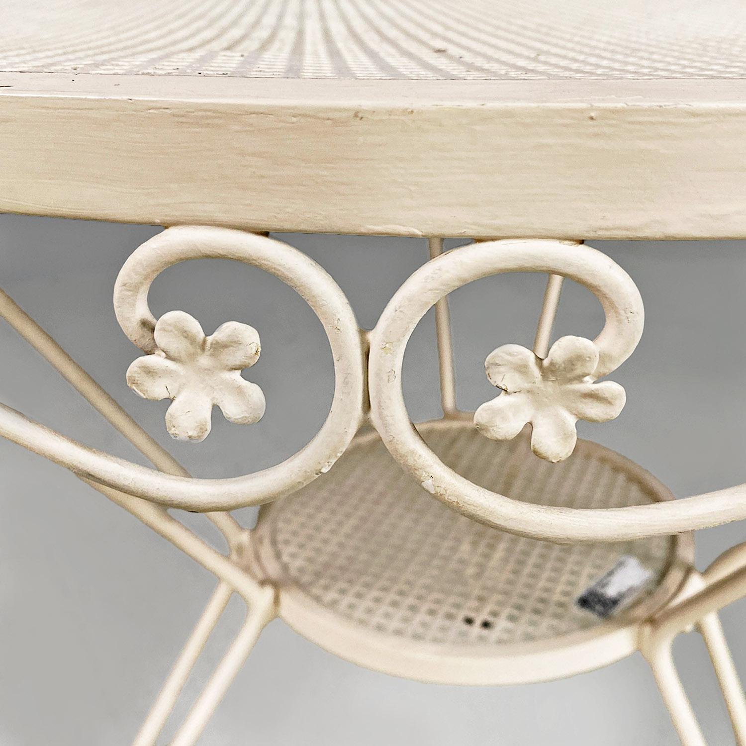 Tavolo da giardino rotondo in ferro bianco, metà secolo, italiano, con decorazioni floreali, 1960 in vendita 1