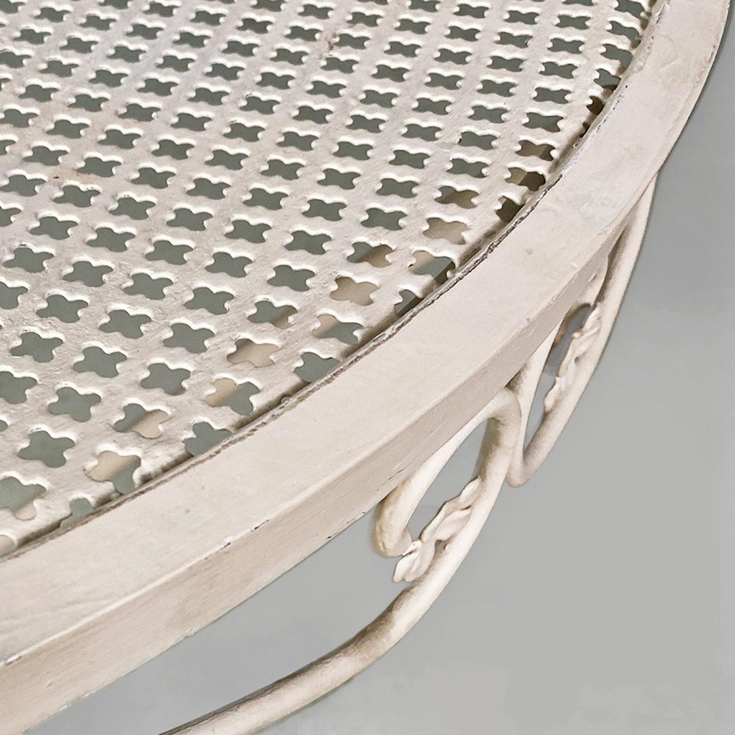 Tavolo da giardino rotondo in ferro bianco, metà secolo, italiano, con decorazioni floreali, 1960 in vendita 2