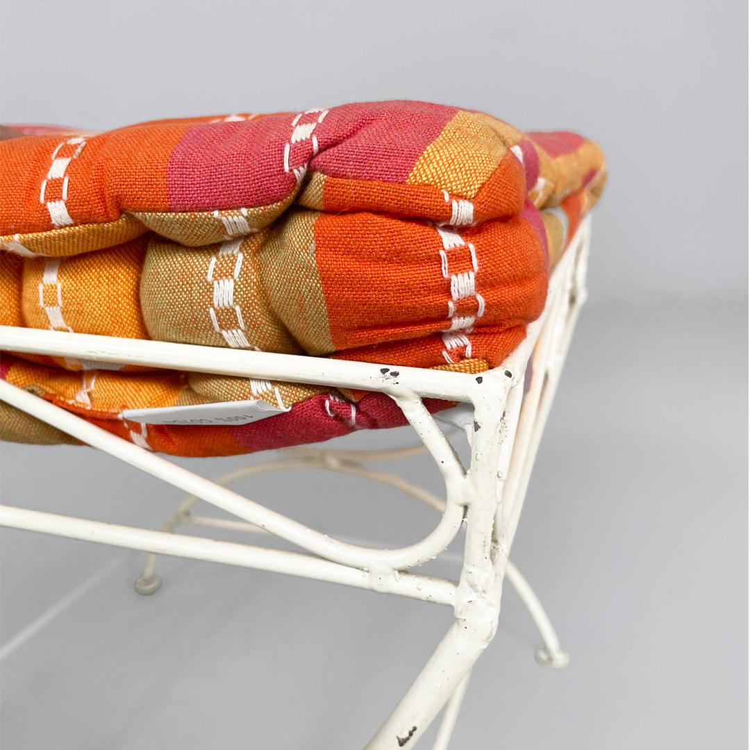 Sgabelli italiani di metà secolo in ferro bianco con cuscino, anni '60 in vendita 3