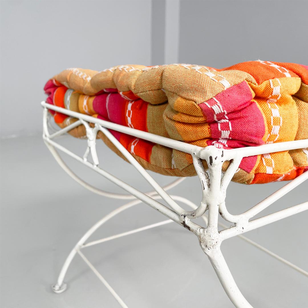 Sgabelli italiani di metà secolo in ferro bianco con cuscino, anni '60 in vendita 4