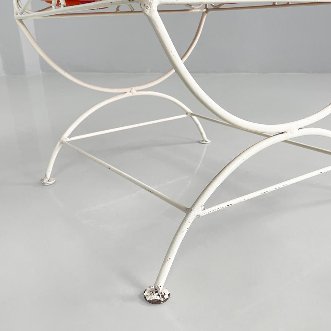 Sgabelli italiani di metà secolo in ferro bianco con cuscino, anni '60 in vendita 7