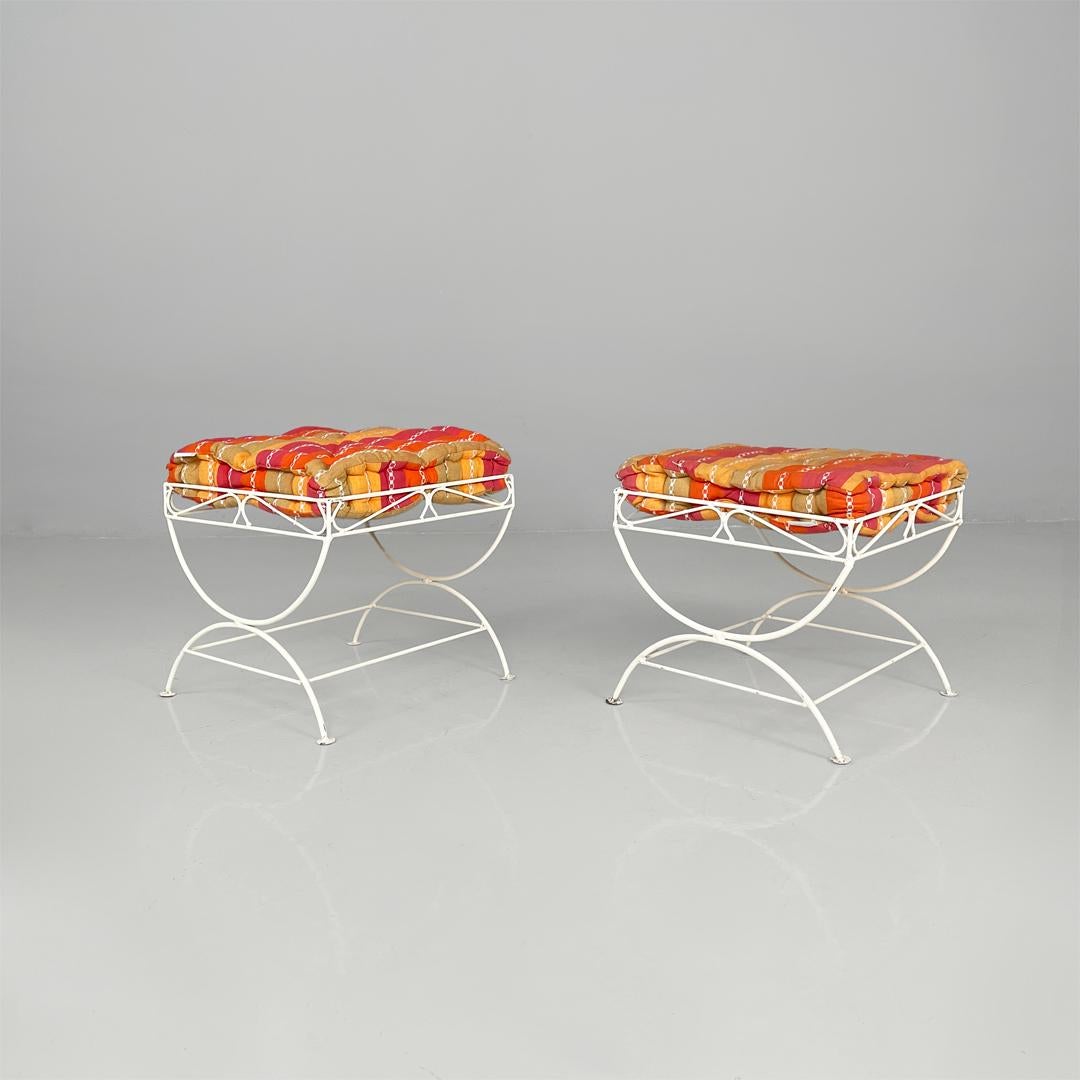 Italiano Sgabelli italiani di metà secolo in ferro bianco con cuscino, anni '60 in vendita