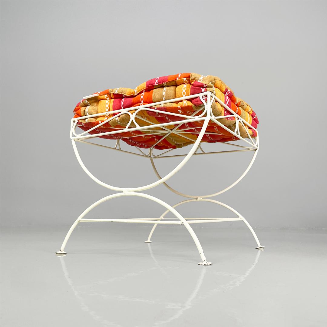 Tessuto Sgabelli italiani di metà secolo in ferro bianco con cuscino, anni '60 in vendita