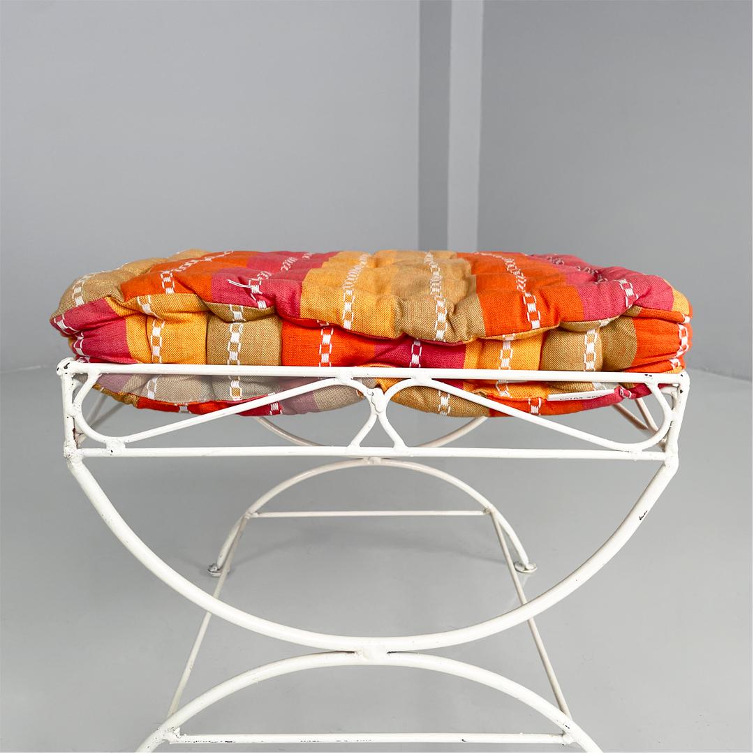 Sgabelli italiani di metà secolo in ferro bianco con cuscino, anni '60 in vendita 1