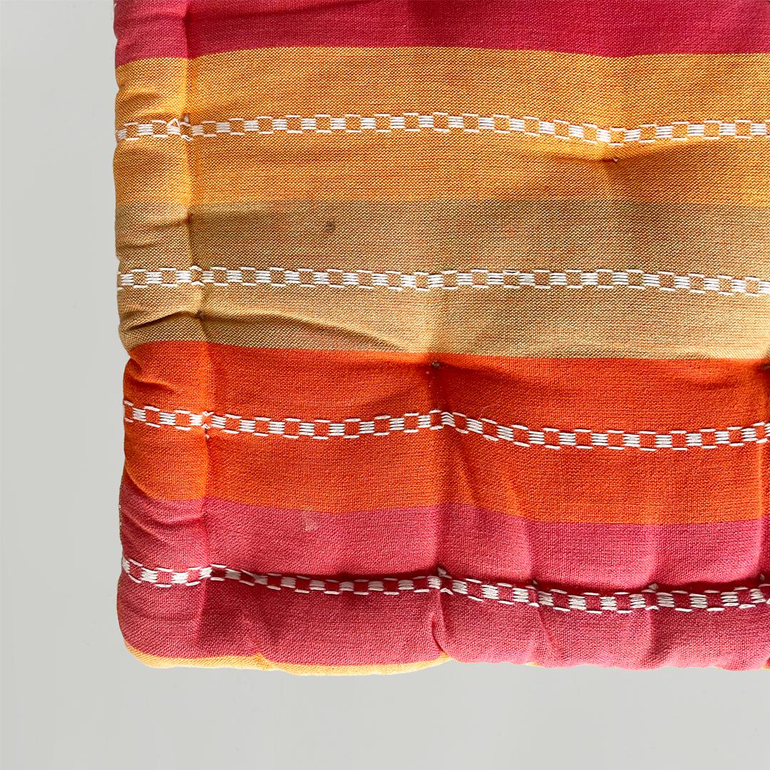 Sgabelli italiani di metà secolo in ferro bianco con cuscino, anni '60 in vendita 2