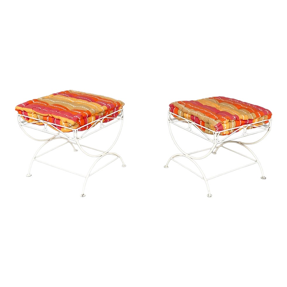 Sgabelli italiani di metà secolo in ferro bianco con cuscino, anni 
60 in vendita