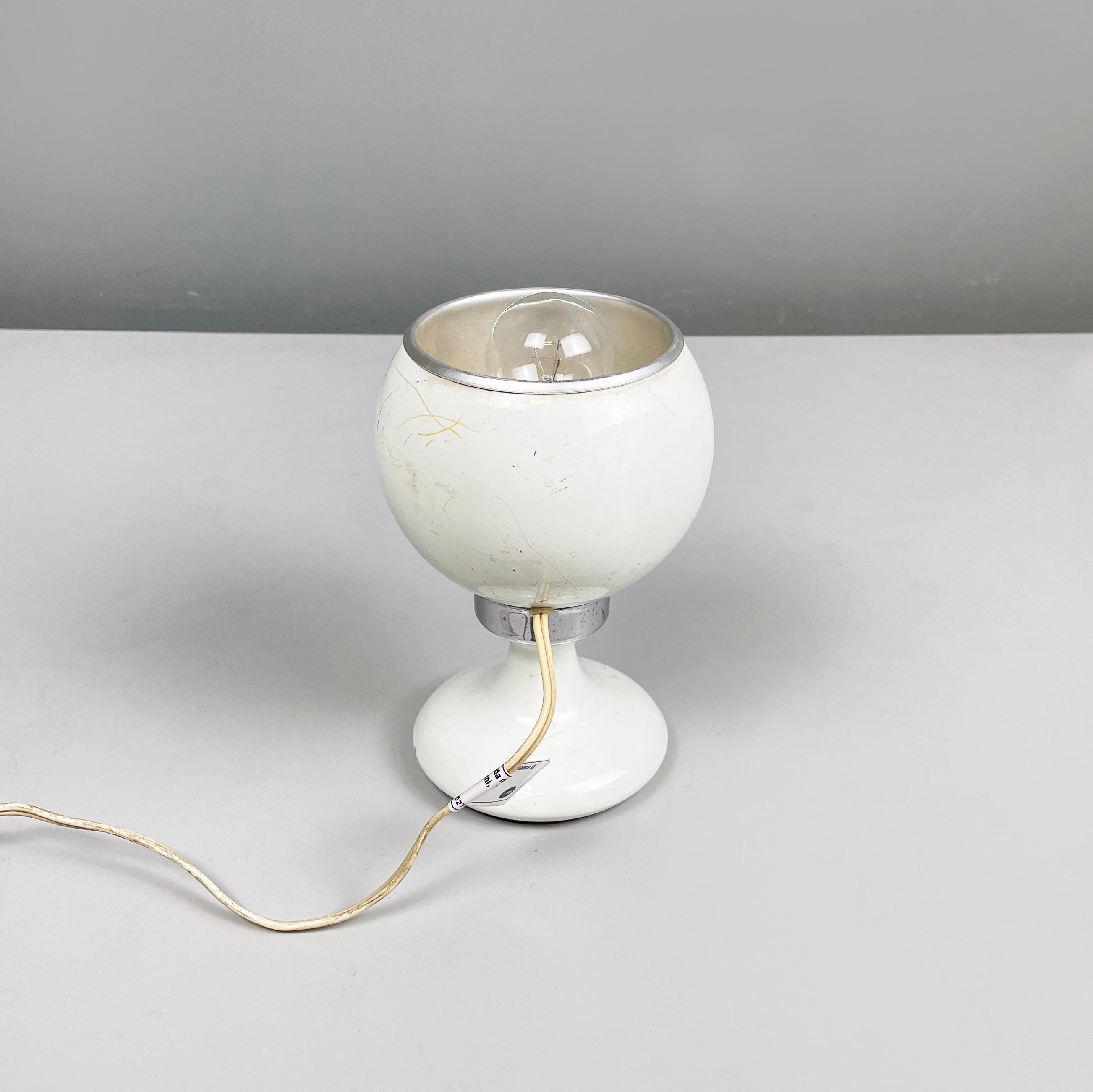 Italian mid-century modern white metal Adjustable table lamp by Reggiani, 1960s In Fair Condition For Sale In MIlano, IT