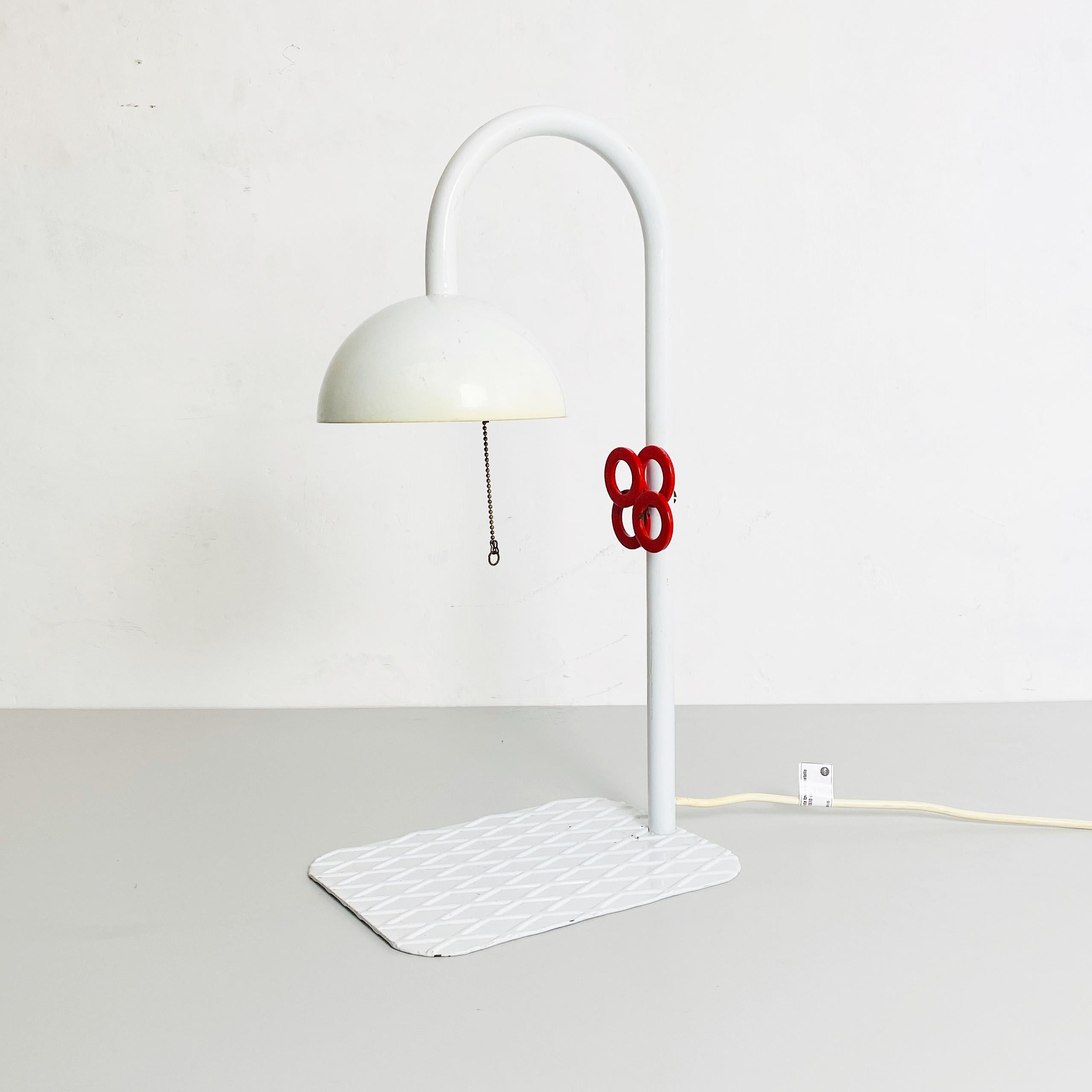 Italian Mid-Century Modern White Metal Table Lamp by L'isola Che Non C'è, 1980s In Good Condition For Sale In MIlano, IT
