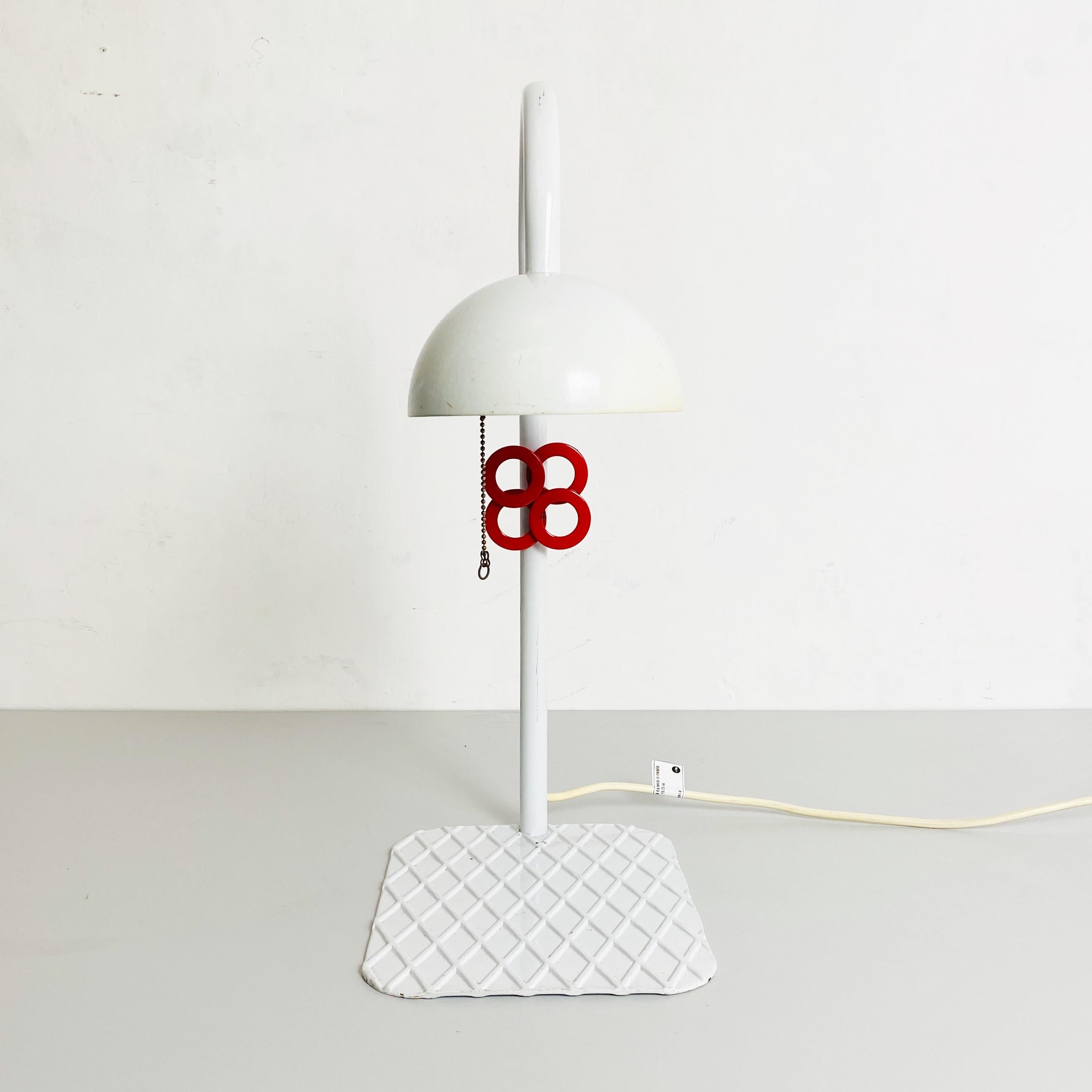 Late 20th Century Italian Mid-Century Modern White Metal Table Lamp by L'isola Che Non C'è, 1980s For Sale